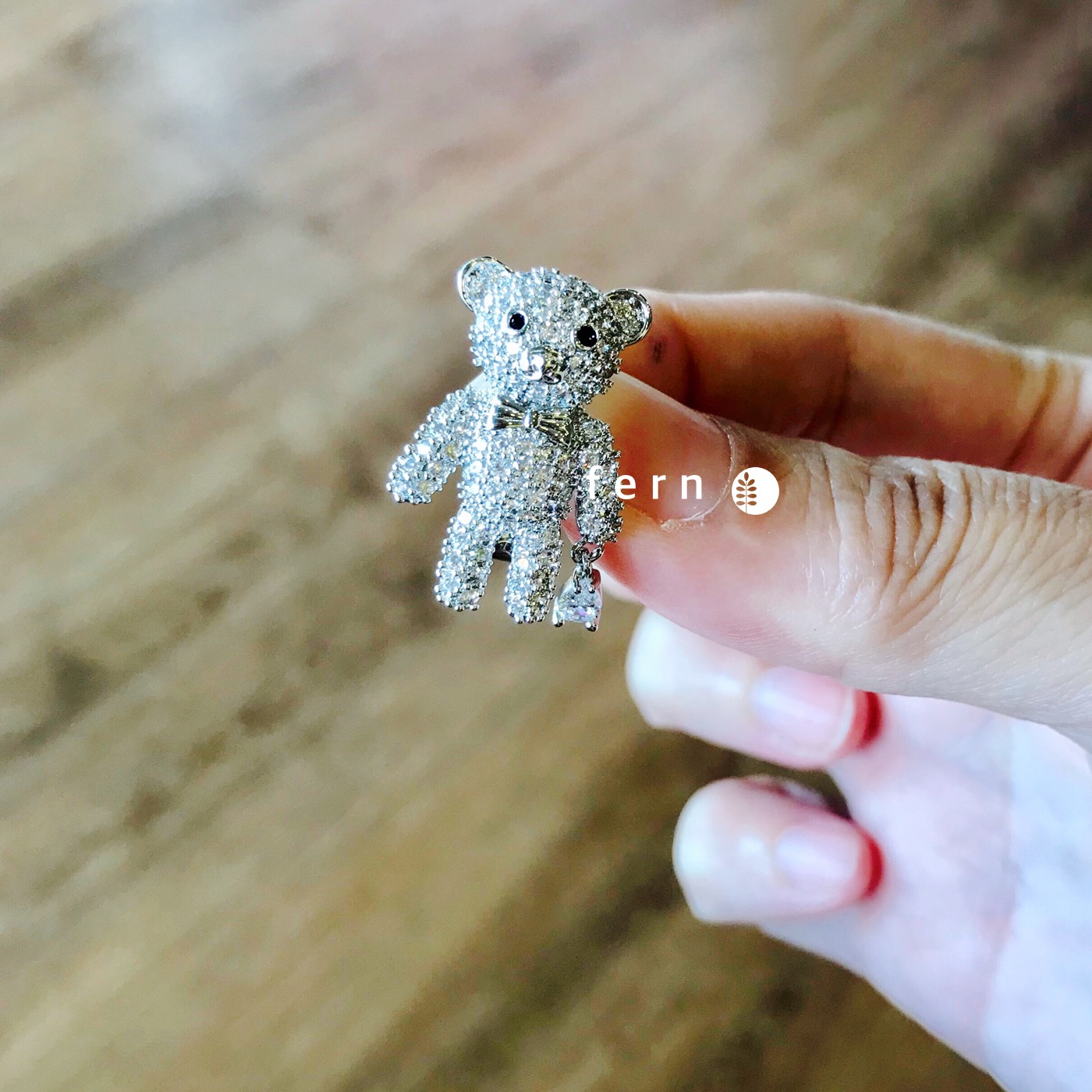 เข็มกลัดหมีขนาดเล็ก มือซ้ายถือถุงเพชร งานเพชรฝัง Cubic Zirconia เกรดสูงเล่นไฟสวยงาม งานจิวเวลรี่ปราณีต สวยหวาน น่ารัก คลาสสิค ขนาด 1.6 x 2.3 cm สีไม่ดำไม่ลอก #premium