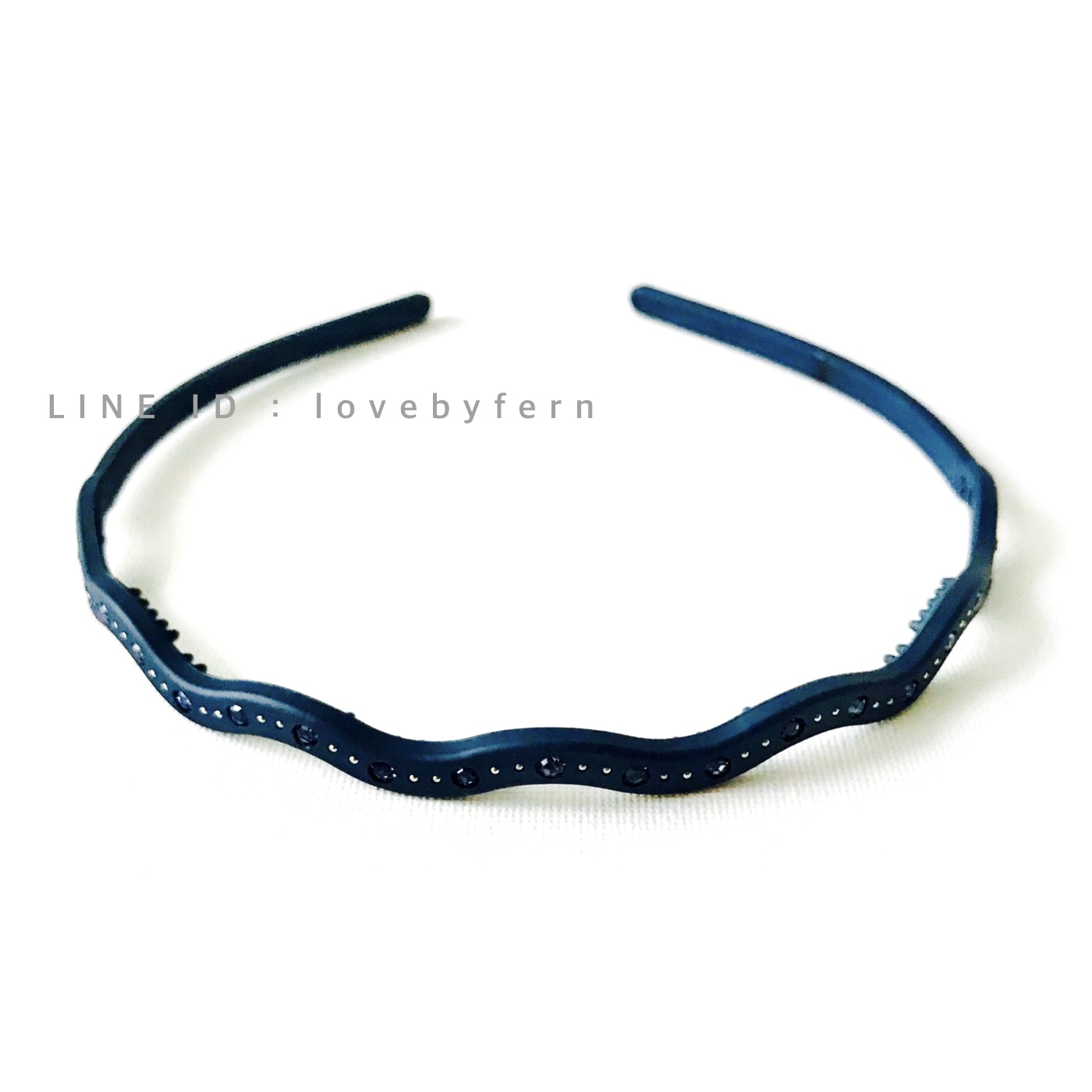 ที่คาดผม-สีนาวี เส้นลอนเล็ก 5 mm ประดับคริสตัลสีขาว AB และหมุดจิ๋ว อย่างปราณีต งานสวยหวานน่ารัก ทน ยืดหยุ่นสูง ไม่บีบขมับ ไม่กินผม #MadeinKorea