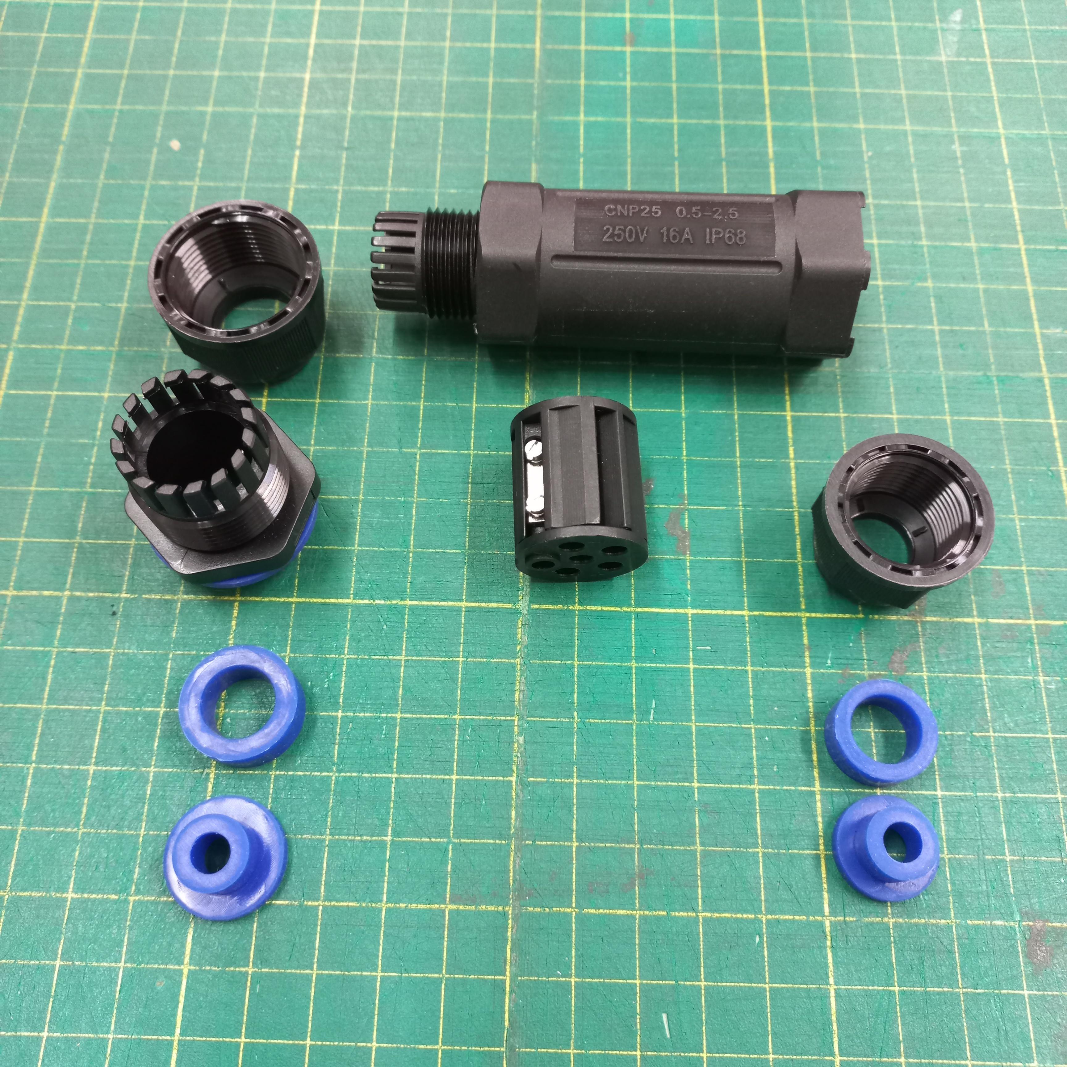 ข้อต่อสายไฟกันน้ำ ใช้กับสายไฟฟ้า เบอร์ 0.5 ถึง 2.5 mm² 4 เส้น แบบขันน็อต