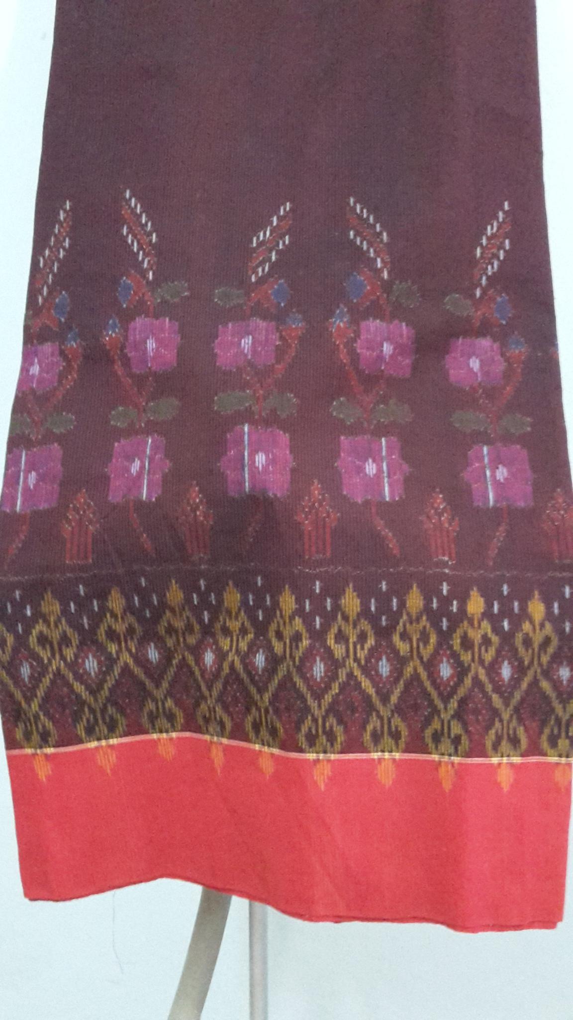 ผ้าซิ่นตีนแดง ผ้าฝ้ายตีนแดง ผ้าทอพื้นเมือง บุรีรัมย์ ลาย กุหลาบเสานางเรียงอัปสรา ขนาด 2 เมตร