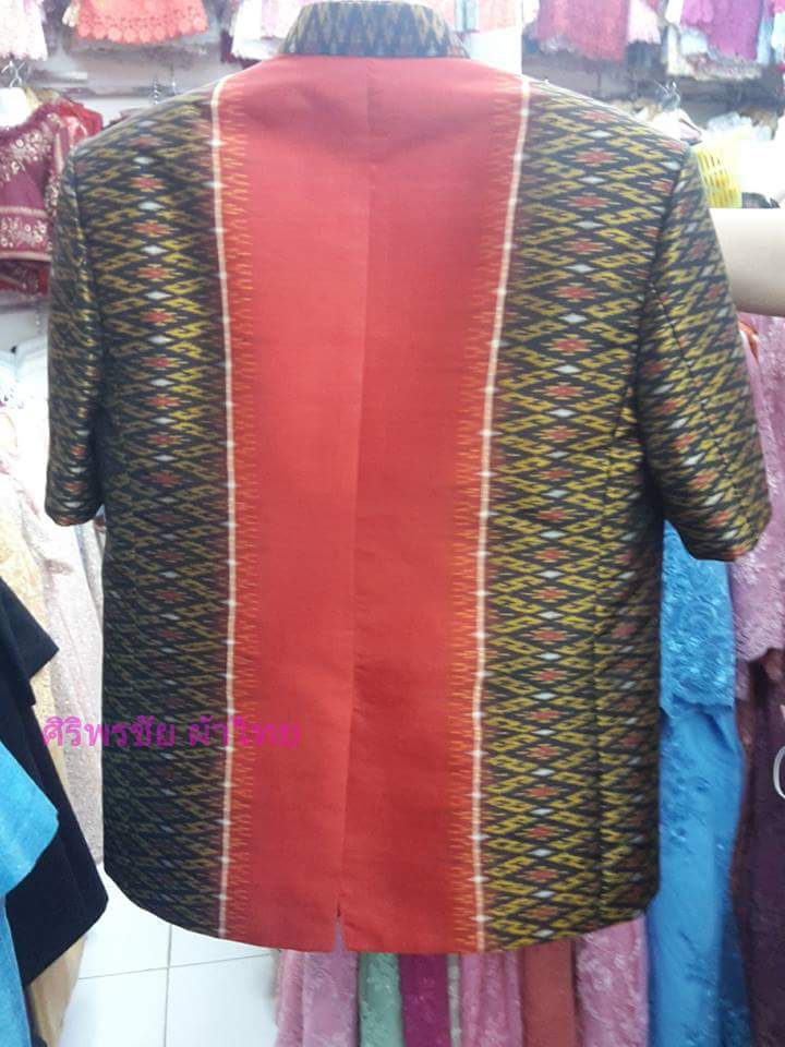 เสื้อสูทชายไหมแท้ลายมัดหมี่ตีนแดงทอ 5 สี เสื้อสูทชายไหมแท้ลายมัดหมี่ สูทผ้าไทยชาย ซาฟารีผ้าไหมชาย สูทผ้าไหมสีแดงเลือดนก4 ตะกรอ,สูทผ้าไทยสีแดงเลือดนก ซาฟารีชายวัยรุ่นสีแดง แดง XL