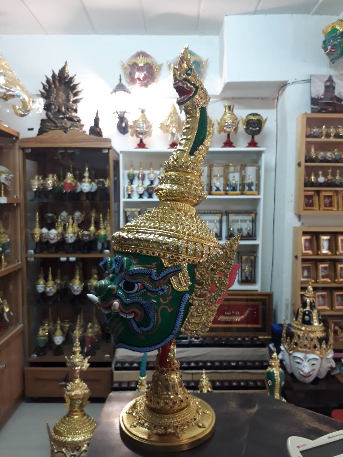 มังกรกัณฐ์ ขนาดสวมหัว พร้อมฐานไม้สีแดง