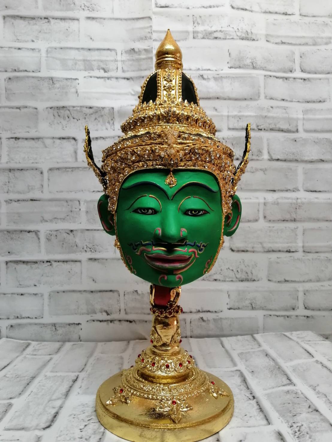 ชุดเศียรครู 10 เศียร ขนาดผลส้มโอ (เกรดพรีเมี่ยม) พร้อมฐานไม้กลึงตีลายปิดทองประดับเพชร