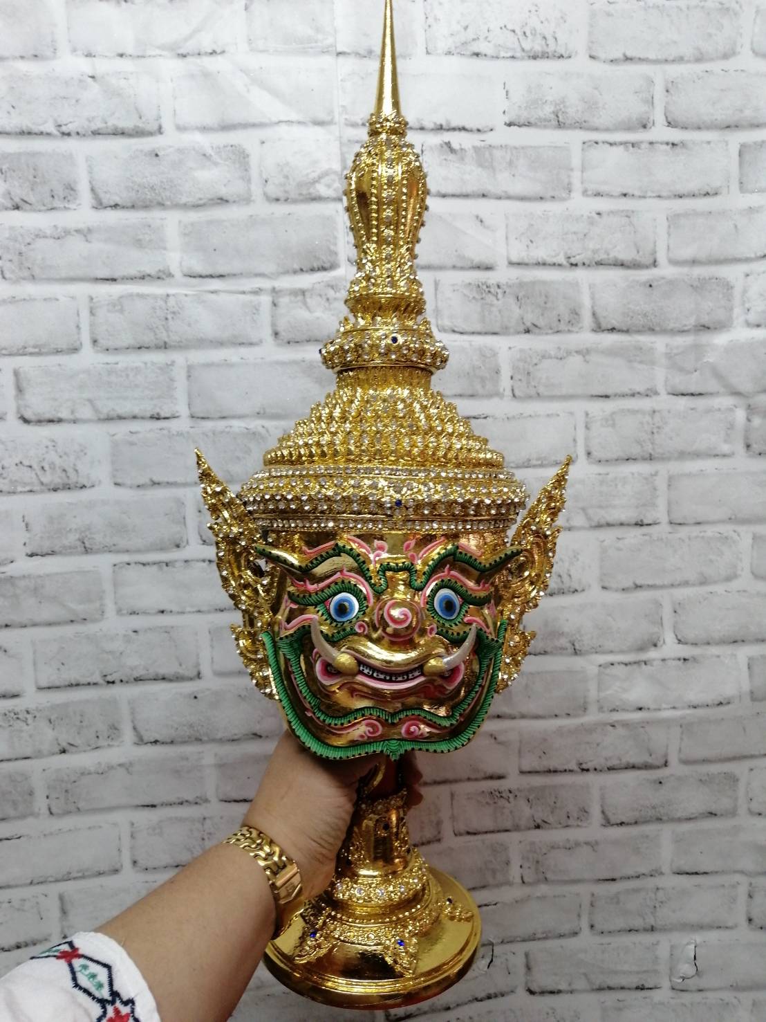 ท้าวเวสสุวรรณ ขนาดกลาง เกรดพรีเมี่ยม พร้อมฐานไม้กลึงตีลายปิดทองประดับเพชร