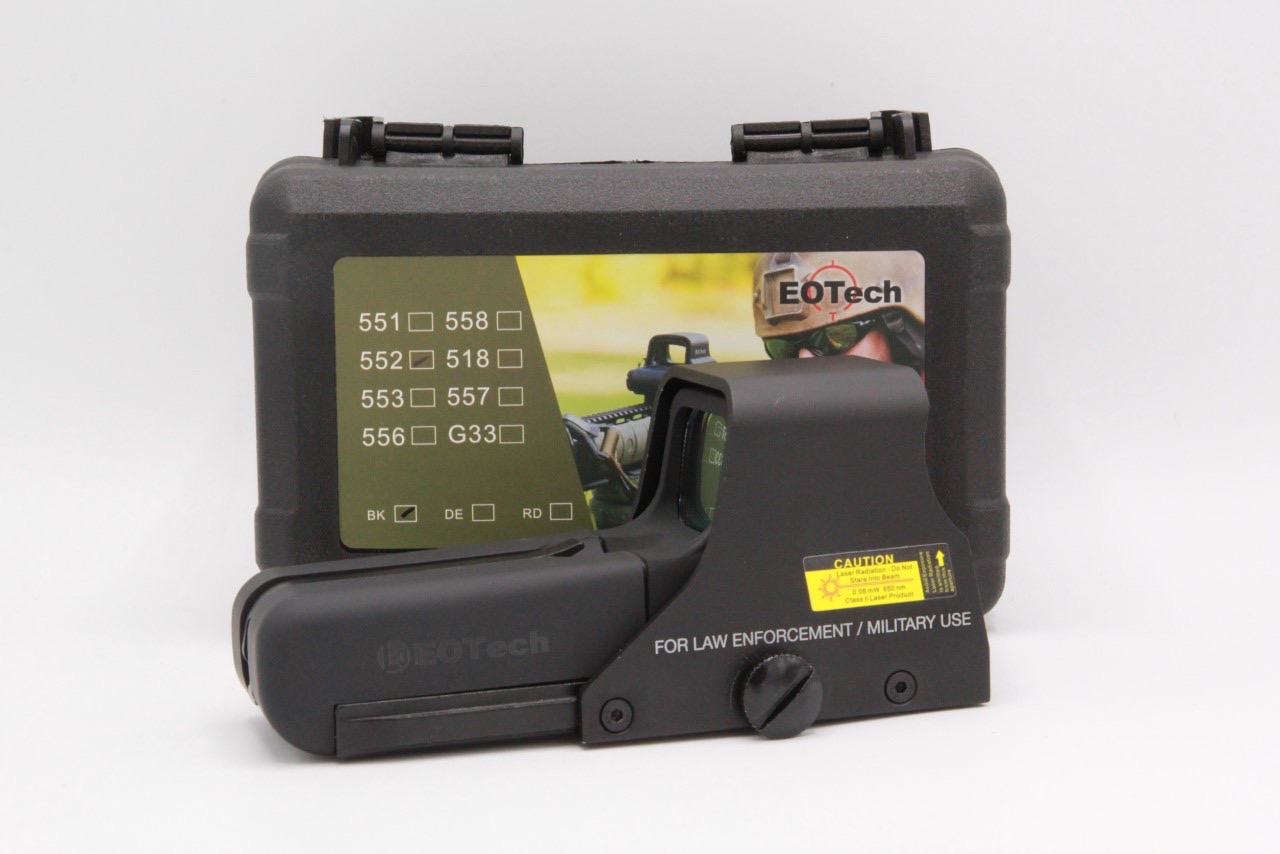 ดอท ยี่ห้อ Eo-tech รุ่น 552 คุณสมบัติ : #น้ำหนักเบา #จุดเล็งเป้าเป็นแบบโฮโลกราฟฟิค ไฟเป้ามี 2 สีให้ปรับ สีแดง และ สีเขียว(สามารถปรับความเข้มของแสดงได้) ใช้ถ่าน AAA จำนวน2ก้อน มี3สีให้เลือก #สีดำ #สีทราย #สีแดง