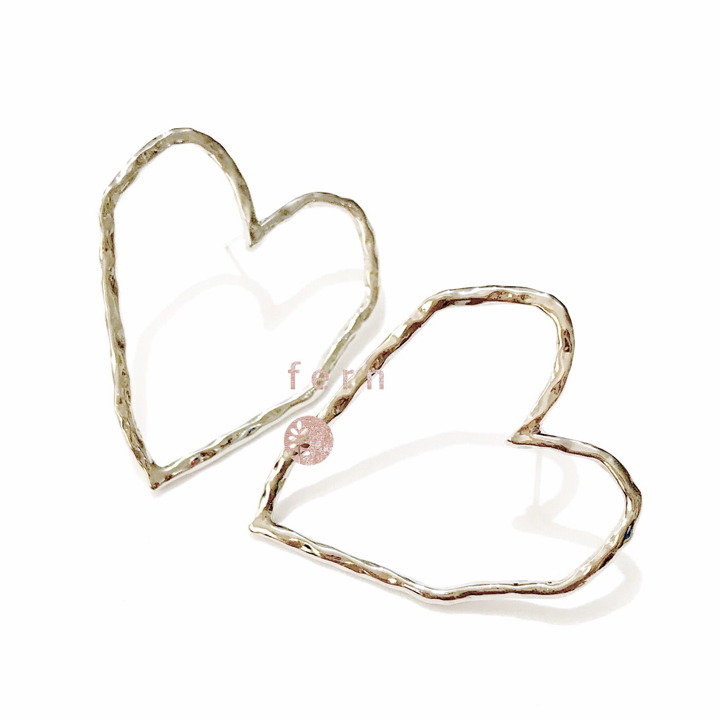 ต่างหูหัวใจมินิมอล - สีทองอ่อน หัวใจทรงฟรีฟอร์มเก๋ๆ ขนาด 3.5 x 4 cm งานสวยแข็งแรง เก๋น่ารักเข้าง่ายๆ กับทุกชุดค่ะ งานเกรดพรีเมี่ยม ก้านขาเงิน
