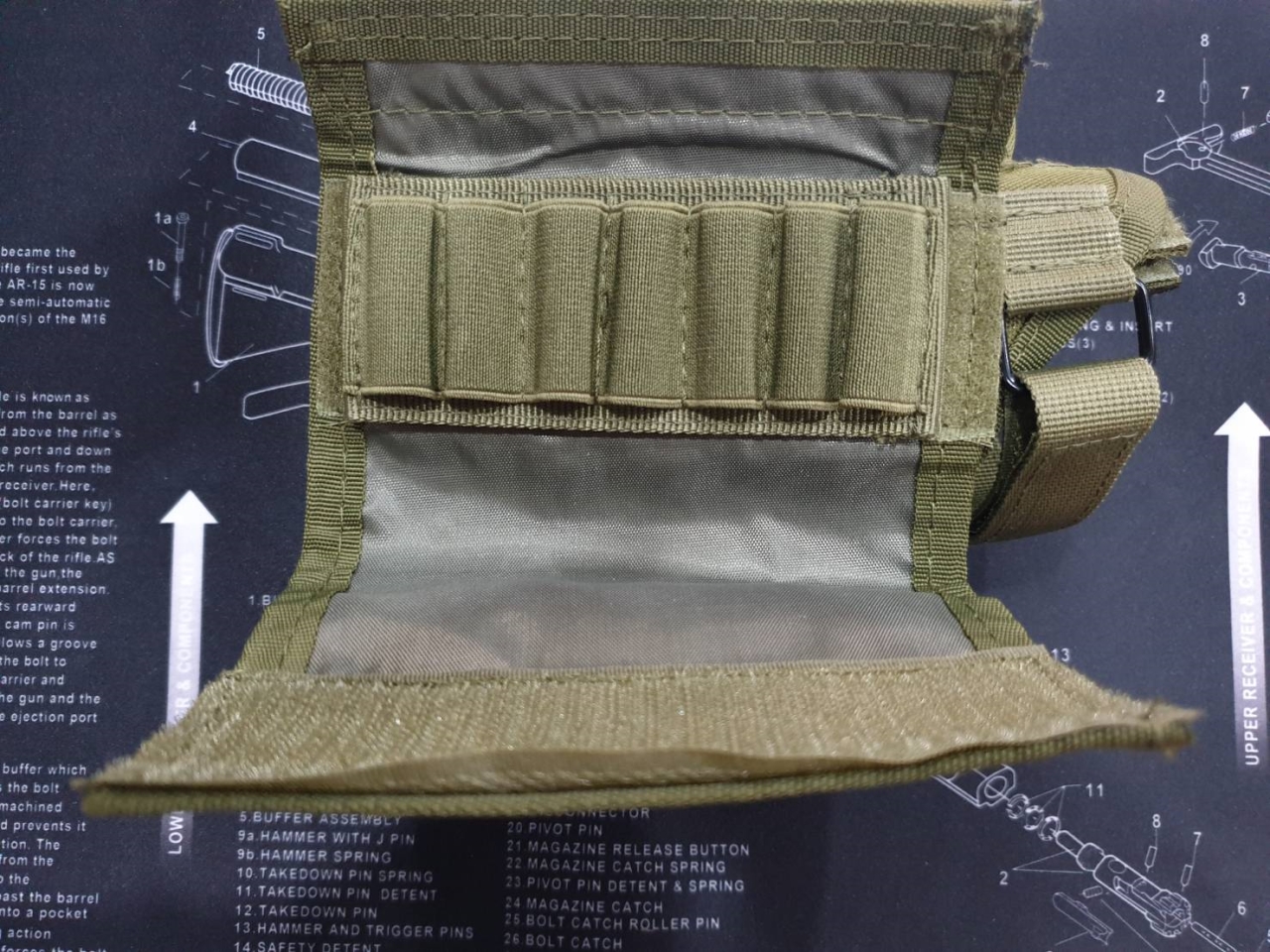 (clap)...สินค้าใหม่ค่ะ รองแก้มไรเฟิล ( Rifle Cheek Rest ) ผลิตจากผ้า Nylon 600D ใช้สำหรับรองแก้มพานท้ายไรเฟิล สายรัด 3 จุด ใช้ได้ทั้งถนัดซ้ายและขวา กระเป๋าด้านข้างถอดได้ ยึดติดด้วยแผ่น Velcro มีแผ่นใส่ลูกขนาด .300/.308 win ( 7นัด ) 3 สี : ดำ เขียว ทราย รา