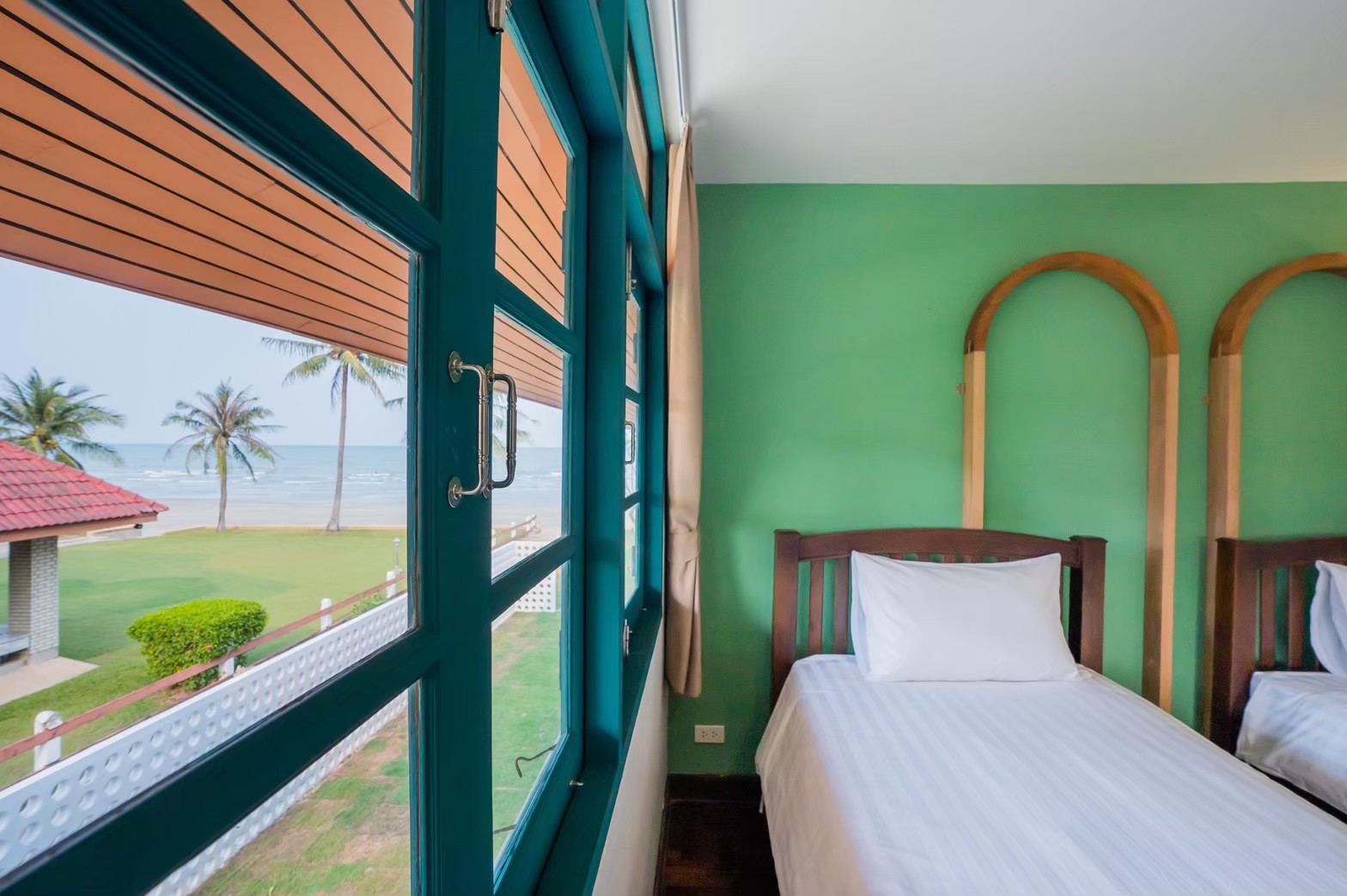 HR15050 บ้านพักติดทะเล The Century Beach Villa Cha Am