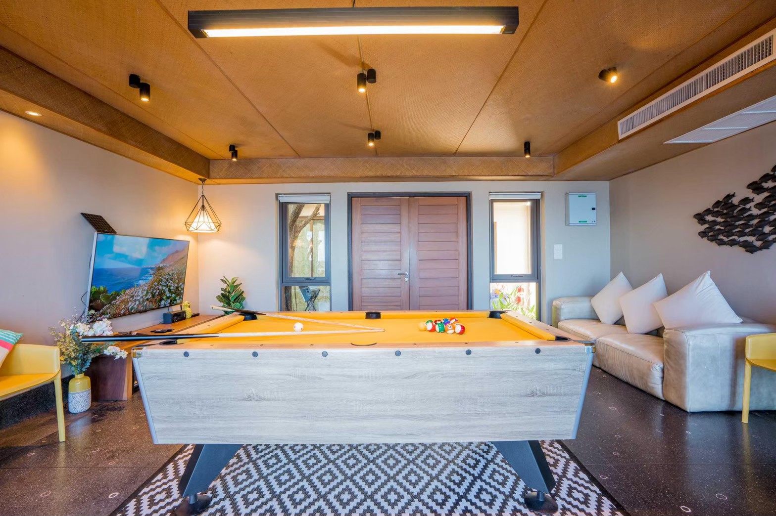 HR15064 บ้านพักติดทะเล The Ocean Beach Villa, Sam Roi Yod.