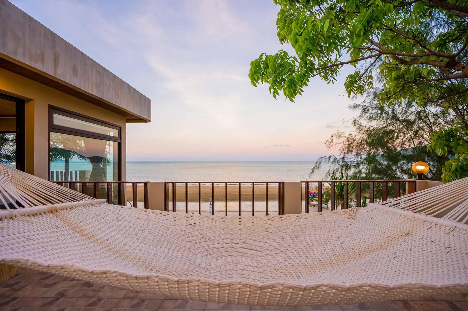 HR15064 บ้านพักติดทะเล The Ocean Beach Villa, Sam Roi Yod.