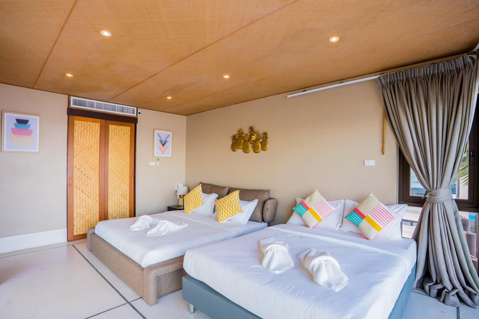 HR15064 บ้านพักติดทะเล The Ocean Beach Villa, Sam Roi Yod.