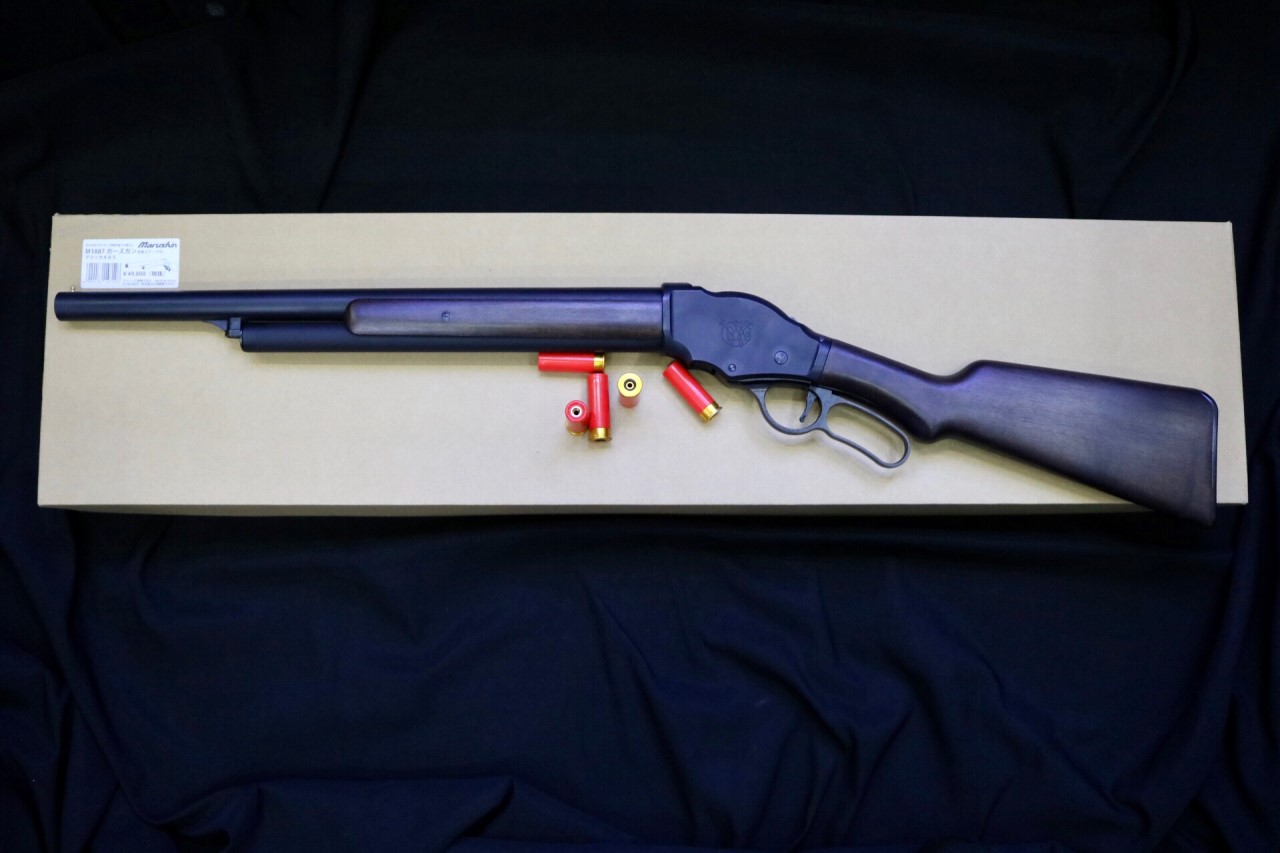 https://youtu.be/9hVXLj9y2DQ FLW Marushin + Creation M1887 Terminator 2 6mm Gas Shotgun Long Ver ราคา: 23,500 บาท วัสดุ: โลหะและไม้ handguard / Grip (บาร์เรลด้านนอกเป็นพอลิเมอร์) ความจุ: 5 นัด (6mm BB x3 นัดต่อเชลล์) ระบบ: ระบบ Lever Action และ Shell Ejec