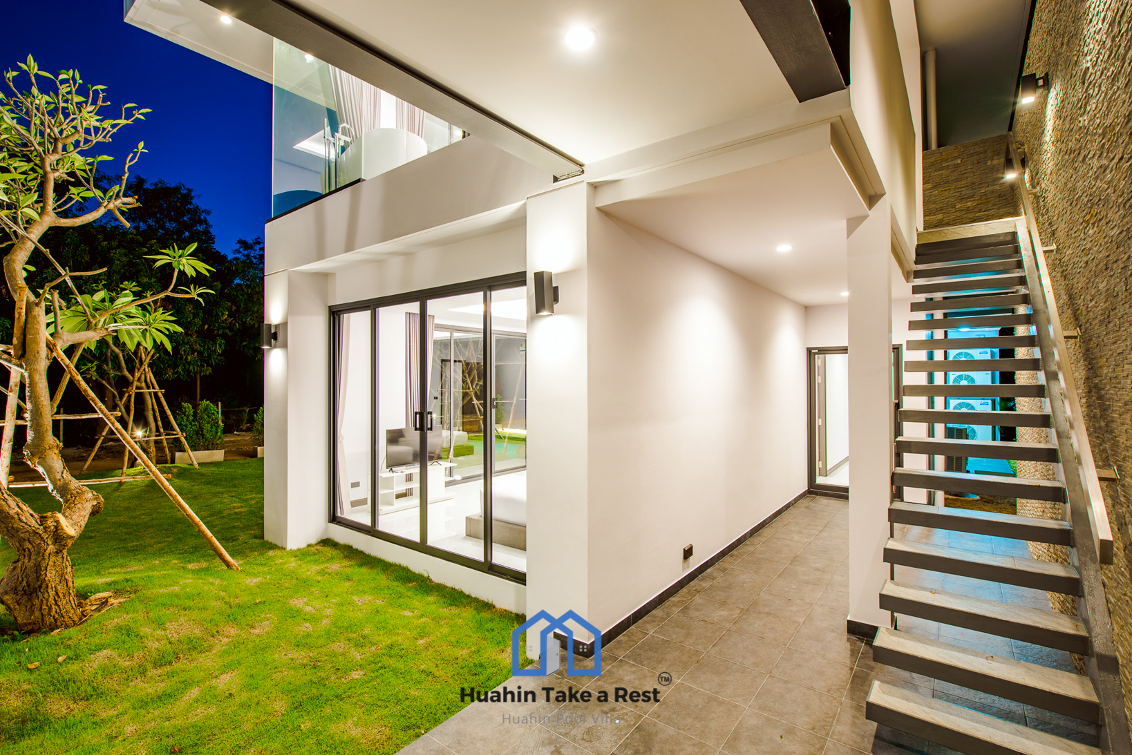 HR15039 บ้านพักติดทะเลหัวหิน The Premium Beach Villa Hua Hin