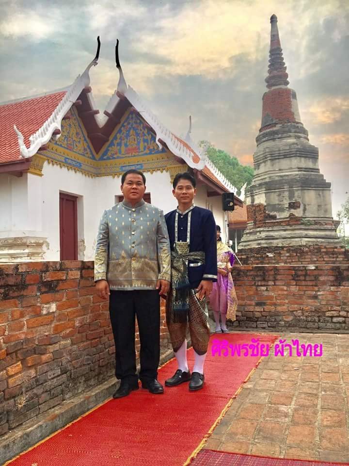 เสื้อผ้าไทยพื้นเมืองชาย เสื้อชายสีสีกรมท่าแต่งผ้าขลิบลายช้างสีเงิน เสื้อผ้าไทยชาย เสื้อผ้าพื้นเมืองผ้าไทยชาย กรมท่า