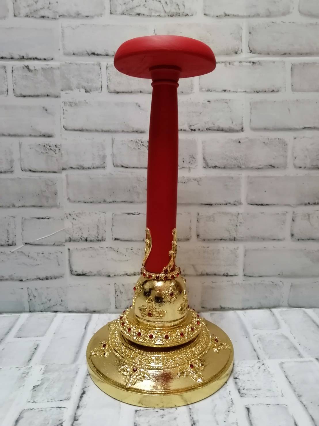 ฐานไม้กลึง ฐานวาง ขาตั้ง ตีลาย ปิดทอง ประดับเพชร สำหรับวางเศียรขนาดครอบ สูง 16 นิ้ว