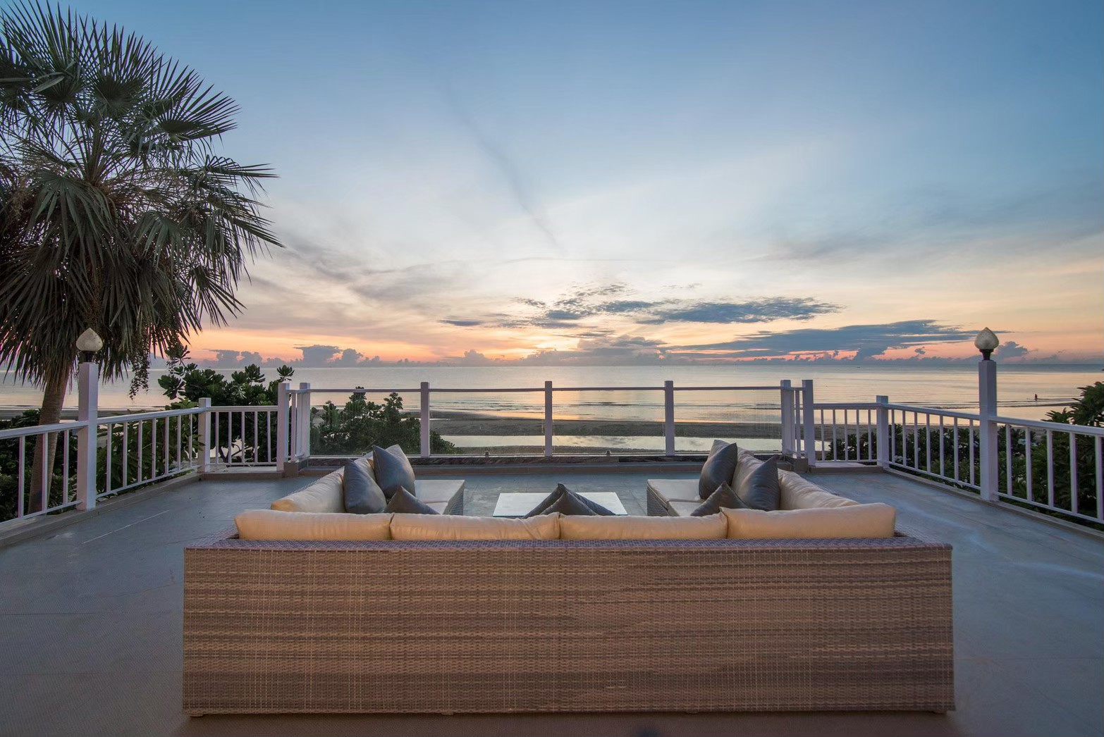 HR15045 บ้านพักติดทะเล The Moon Beach Villa