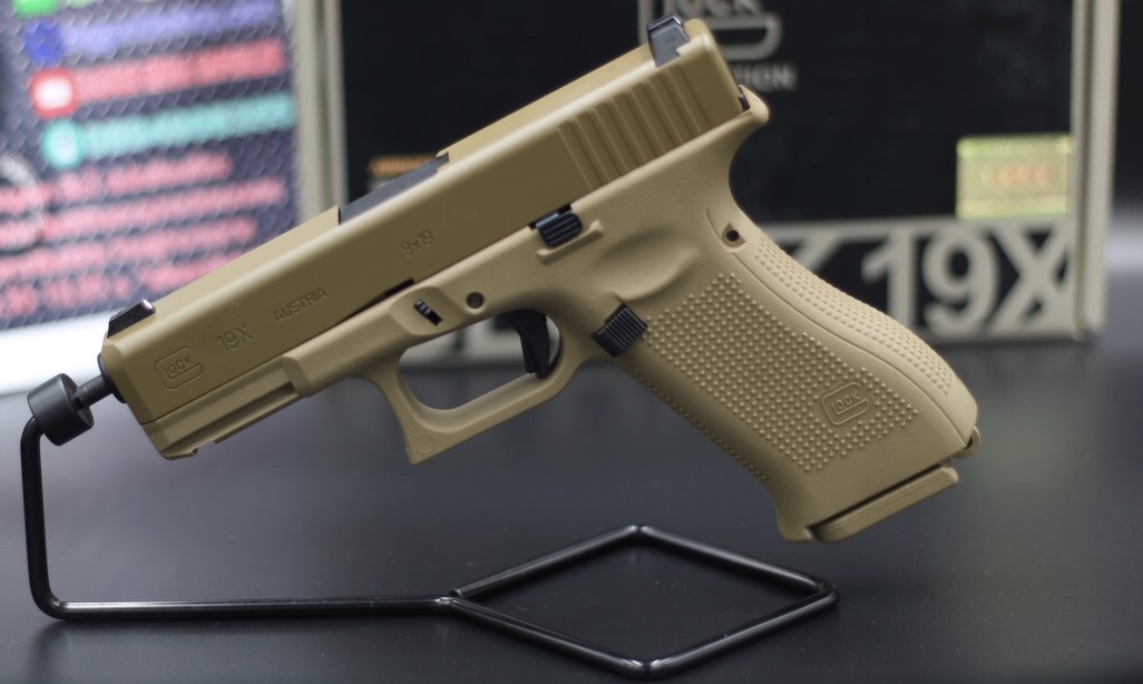 ( Re-Stock สินค้าเติมสต๊อก ) Umarex Glock 19X - Tan (โดย VFC) รายละเอียดสินค้า ยี่ห้อสินค้า: Umarex รหัสสินค้า: UMX-26459 Hop-Up: ปรับได้ น้ำหนัก: 662 กรัม ความยาว: 190 มม ความจุ: 22 rds ความเร็วลูก: 370 fps (1.26 จูล) ประเภทแก๊สที่ใช้: Green Gas / Top Ga