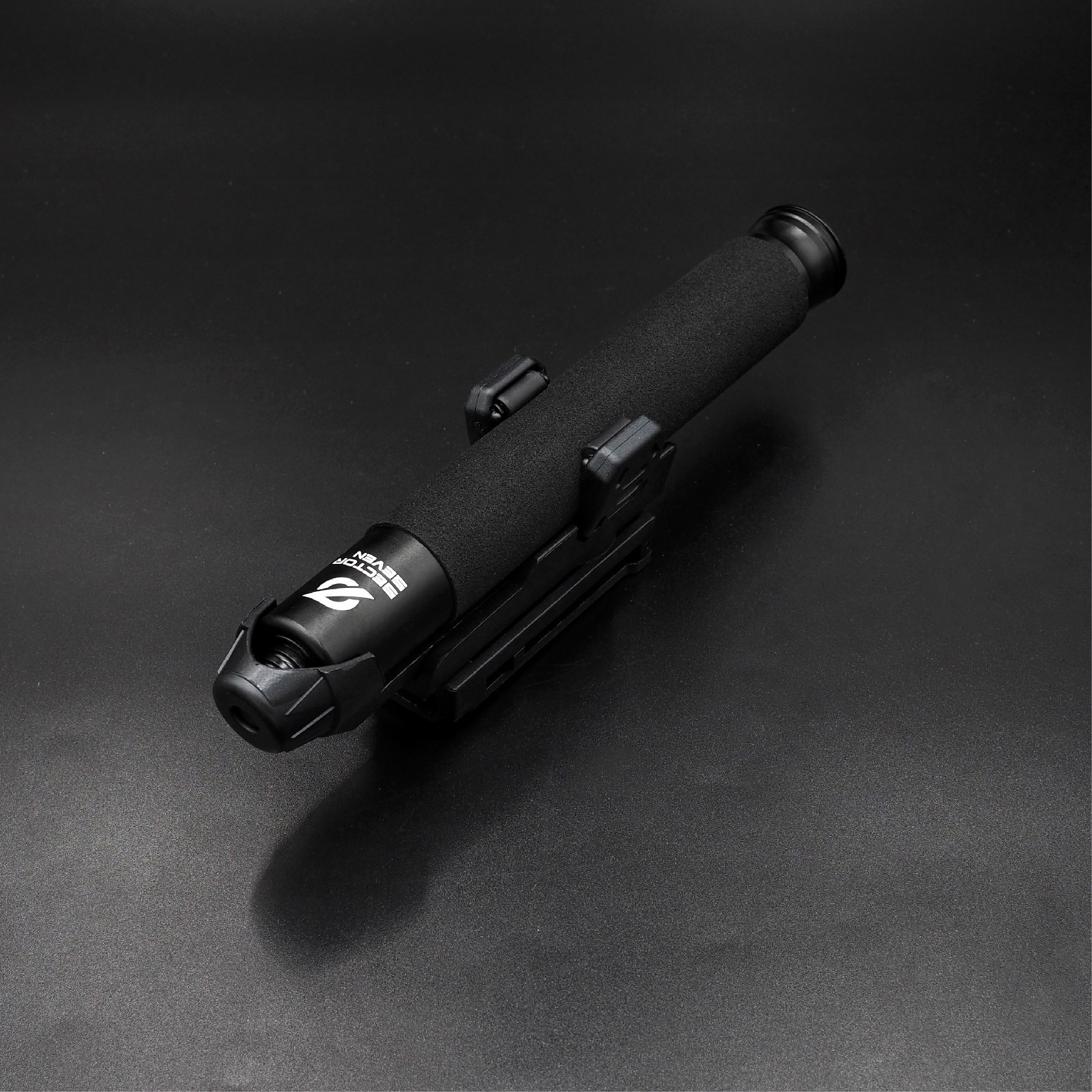 New. ⚓ดิ้ว Sector Seven Baton 21" แบบครบชุด (SET-B) 📌กระบองผลิตจากเหล็กชุบแข็ง ไม่คดงอง่าย 📌ระบบกดตูด ใช้งานสะดวก เก็บง่าย 📌ใช้งานรวดเร็ว ด้วยเพียงมือเดียว 📌ด้ามจับฟองน้ำ Dia ขนาด 28.5 มม. 📌ความยาวหลังยื