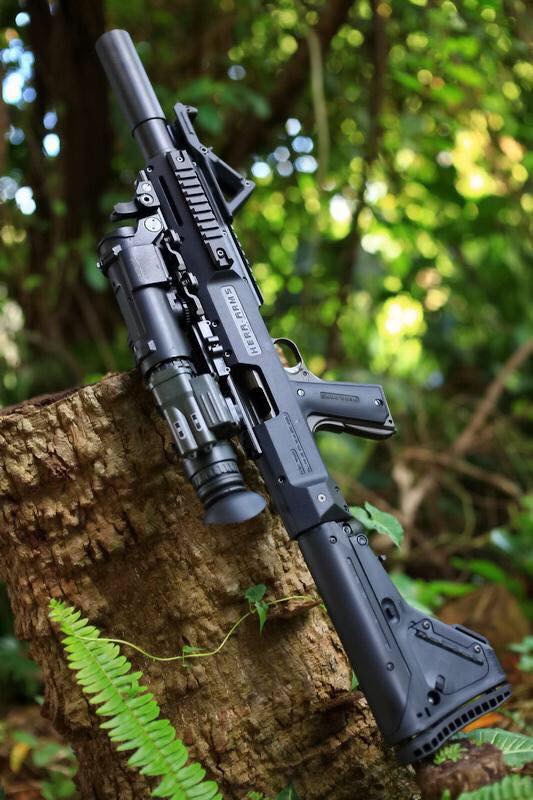New.HERA ARMS cabine conversion kit สำหรับปืนสั้น 1911 มาพร้อมท่อมีลักษณะคล้ายไซเรนเซอร์ แต่ภายในกลวง รูโต มโหฬาร กว้างเหมือนปากแก้วน้ำ ภายในเสริมโครงโลหะ เพิ่มความแข็งแรงทำให้มันรับแรงรีคอล์ยได้สูง แต่ ไม่มีพานท้าย และกิ๊ฟมือหน้า มาให้ ใส่พานท้าย M4 ได้ค