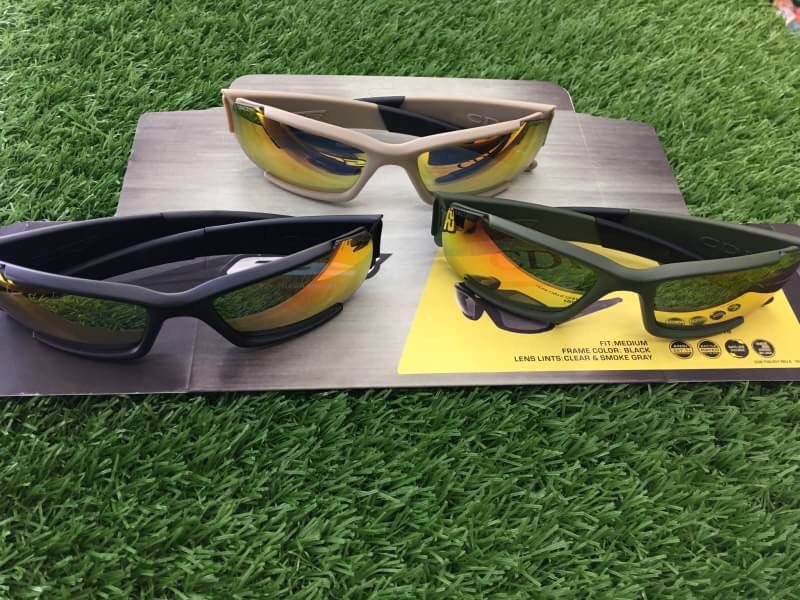 https://youtu.be/VsWr5B01xGQ Nee.แว่นตายุทธวิธี แว่นตากันแดด Polarized สีดำ / สีทราย / สีเขียว ✔️แบบเปลี่ยนเลนส์ได้ ✔️ผลิตจากเลนส์กรองแสงคุณภาพดี ✔️ป้องกันอาการตาแห้ง เช่น แสบตาระคายเคืองตาจากแสงแดด... ✔️ เนื้อเลนส์ใส่แล้วไม่หล