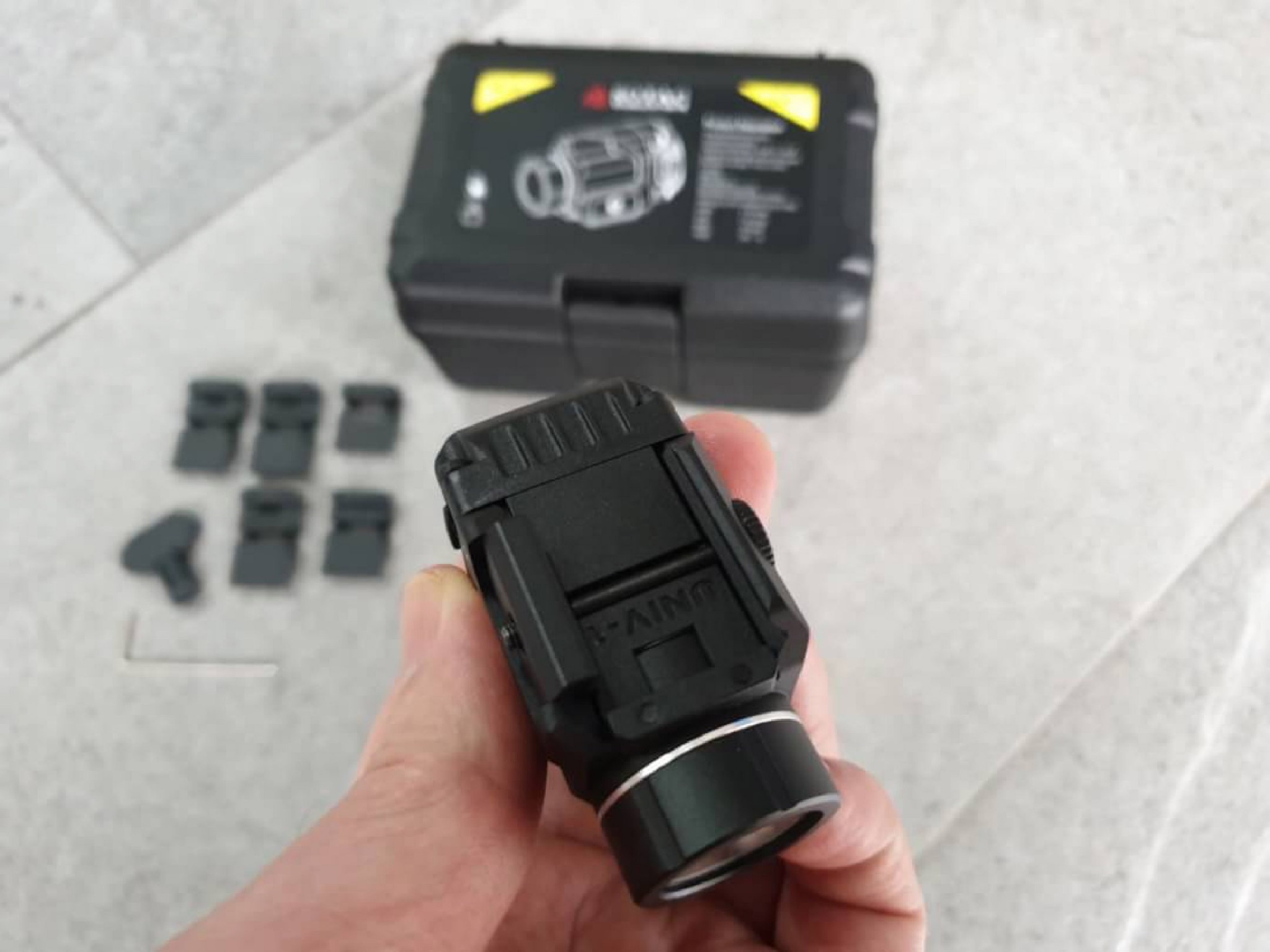 New. ไฟฉาย SOTAC รุ่น TLR-8 -ตัวเรือนผลิตจากอลูมิเนียมเกรดคุณภาพ -หลอด LED ความสว่าง 500 lumens -Laser : Red color -5 functions : Laser only/ LED only / -Laser with LED/ Strobe/ Strobe + Laser -Runtime : 1.5 hours. -Battery : 1 * CR123A Battery ( ไม่ได้แถ