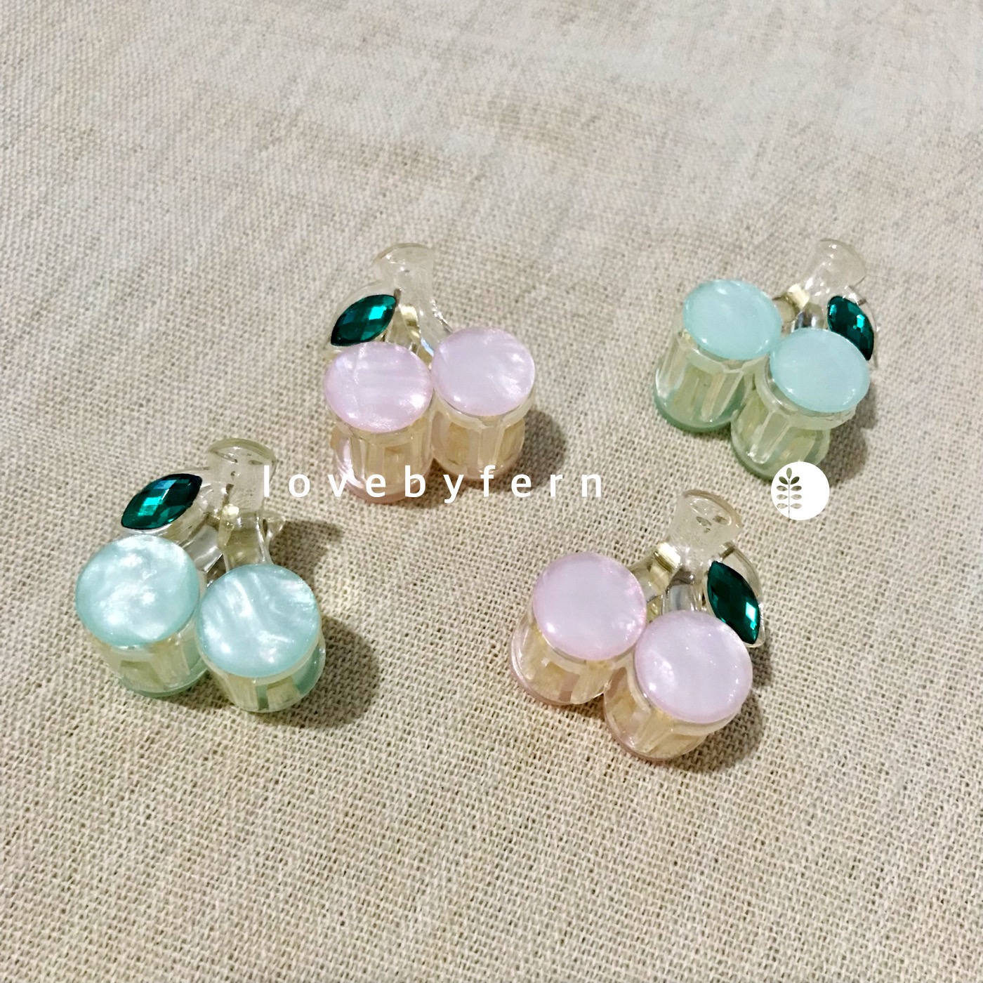 กิ๊บหนีบเชอร์รี่คู่เล็กสีชมพู (เขียวหมดค่ะ) ตัวกิ๊บสีทองใสละมุน ผลสีมุกวาวพร้อมใบเขียว สำหรับหนีบผมหน้าม้าหรือรวบข้าง *ราคาต่อคู่ ขนาด 2.5 x 2.5 cm งานสวยคุ้มค่า สปริงอย่างดี แน่นค่ะ