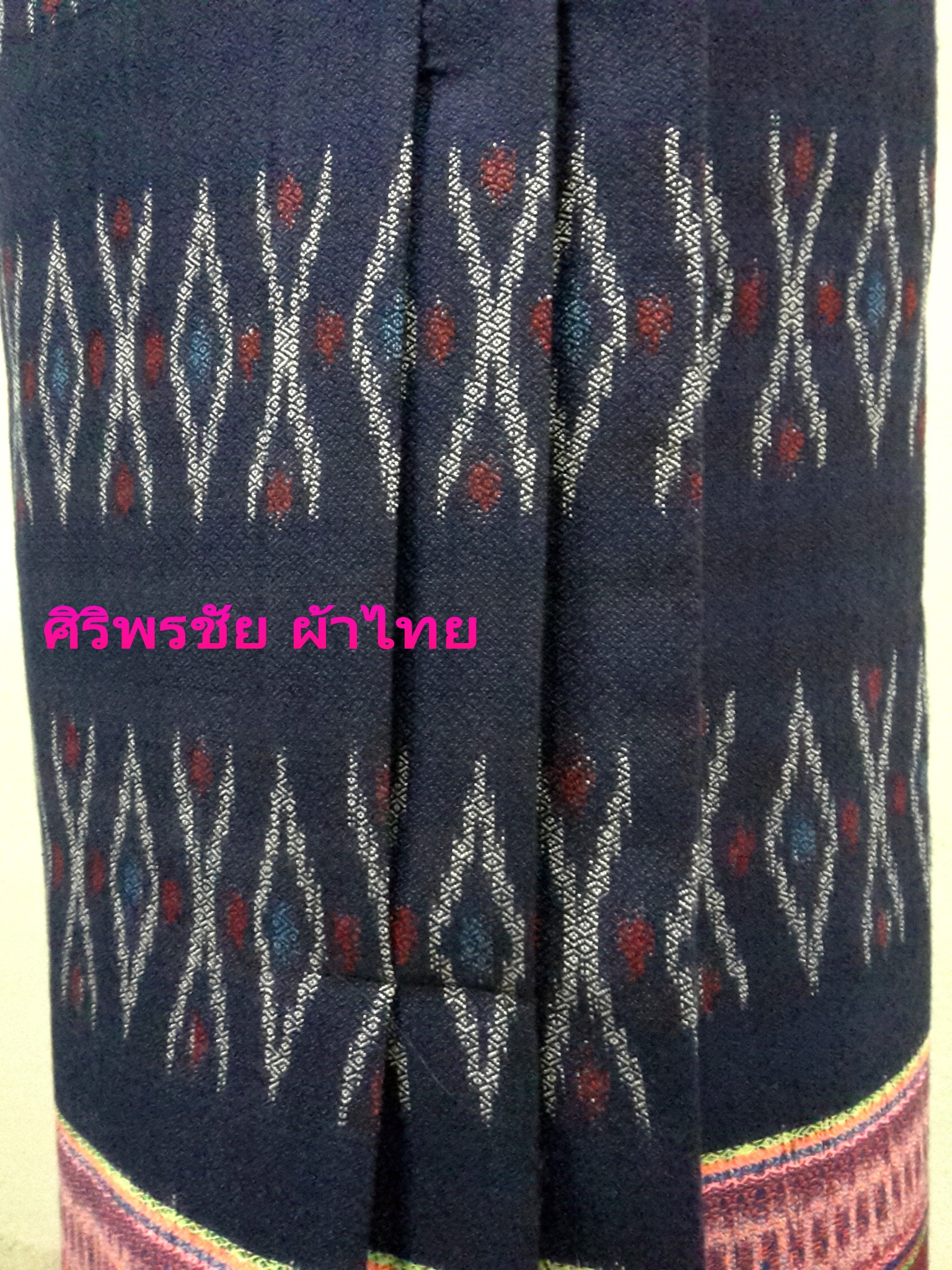 ผ้าถุงผ้าฝ้ายหมักโคลน มัดหมี่ย้อมคราม ลายลูกแก้วในตัว หัวตีนแดงผืนเดียวไม่ตัดต่อตีน ผ้ามัดหมี่ตีนแดง ผ้าซิ่นตีนแดง.ผ้าถุงสำเร็จรูป ผ้าซิ่นย้อมครามหมักโคลน