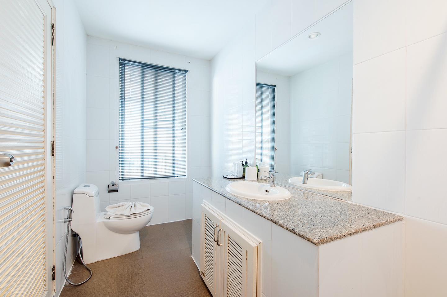 HR15072 บ้านพักติดทะเล The White Beach Villa Pranburi