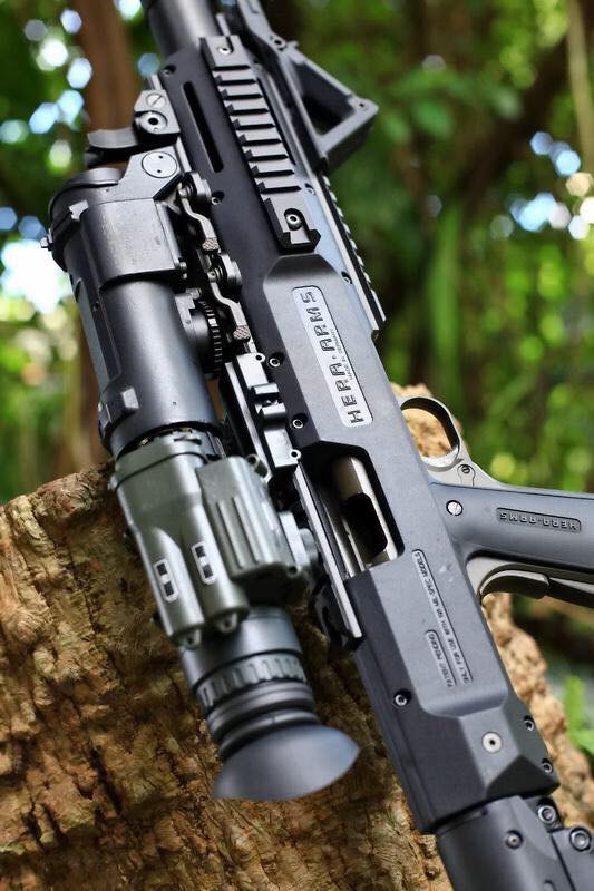 New.HERA ARMS cabine conversion kit สำหรับปืนสั้น 1911 มาพร้อมท่อมีลักษณะคล้ายไซเรนเซอร์ แต่ภายในกลวง รูโต มโหฬาร กว้างเหมือนปากแก้วน้ำ ภายในเสริมโครงโลหะ เพิ่มความแข็งแรงทำให้มันรับแรงรีคอล์ยได้สูง แต่ ไม่มีพานท้าย และกิ๊ฟมือหน้า มาให้ ใส่พานท้าย M4 ได้ค