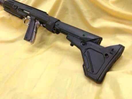 New.HERA ARMS cabine conversion kit สำหรับปืนสั้น 1911 มาพร้อมท่อมีลักษณะคล้ายไซเรนเซอร์ แต่ภายในกลวง รูโต มโหฬาร กว้างเหมือนปากแก้วน้ำ ภายในเสริมโครงโลหะ เพิ่มความแข็งแรงทำให้มันรับแรงรีคอล์ยได้สูง แต่ ไม่มีพานท้าย และกิ๊ฟมือหน้า มาให้ ใส่พานท้าย M4 ได้ท