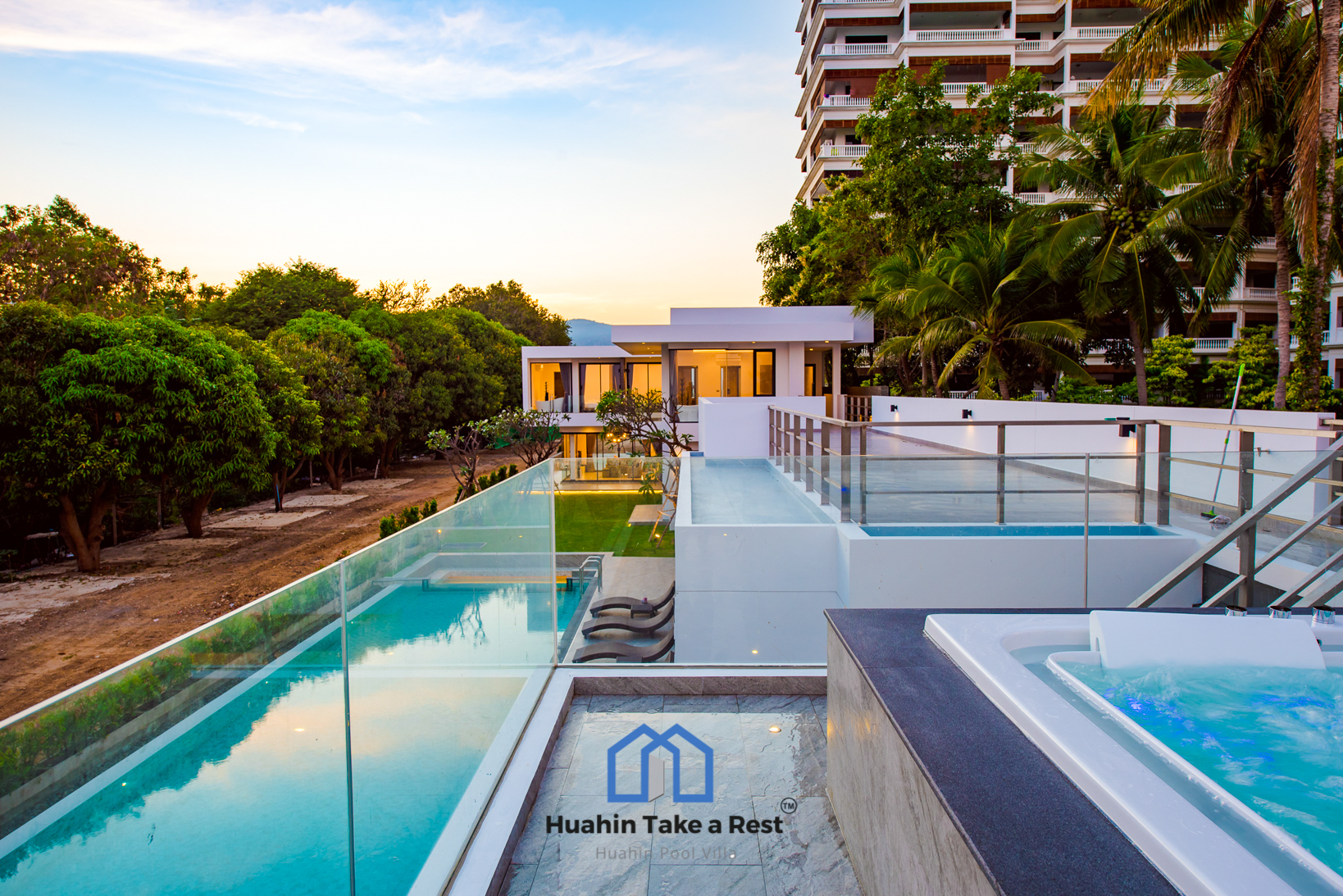 HR15039 บ้านพักติดทะเลหัวหิน The Premium Beach Villa Hua Hin