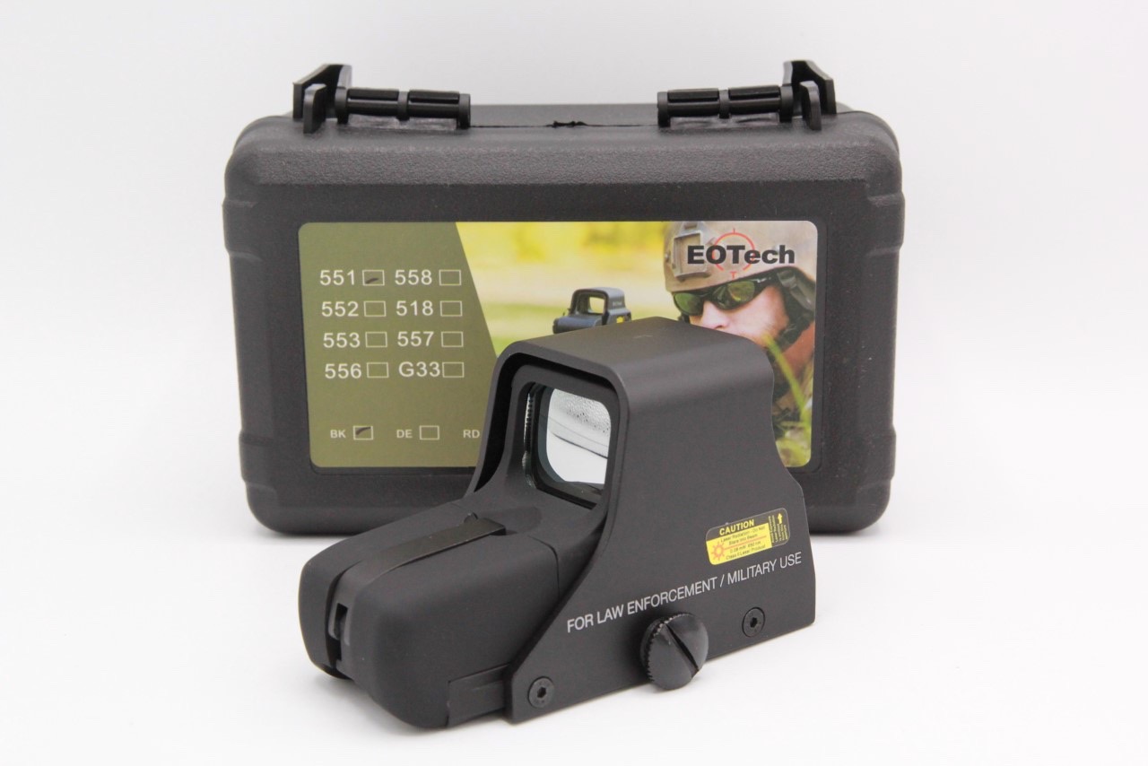 ดอท ยี่ห้อ Eo-tech รุ่น 551 คุณสมบัติ : #น้ำหนักเบา #จุดเล็งเป้าเป็นแบบโฮโลกราฟฟิค ไฟเป้ามี 2 สีให้ปรับ สีแดง และ สีเขียว(สามารถปรับความเข้มของแสดงได้) ใช้ถ่าน LR44 จำนวน4ก้อน มี3สีให้เลือก #สีดำ #สีทราย #สีแดง