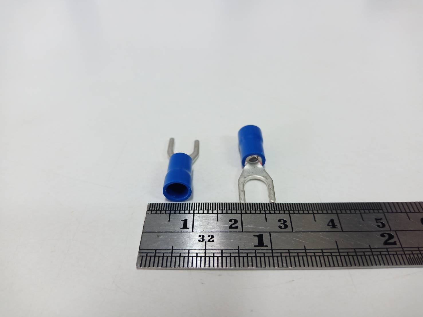 หางปลาแฉกหุ้ม YF2.5-5S TLUG ใช้กับสาย 2.5sq.mm (100 ชิ้น/ห่อ) หางปลาก้ามปู