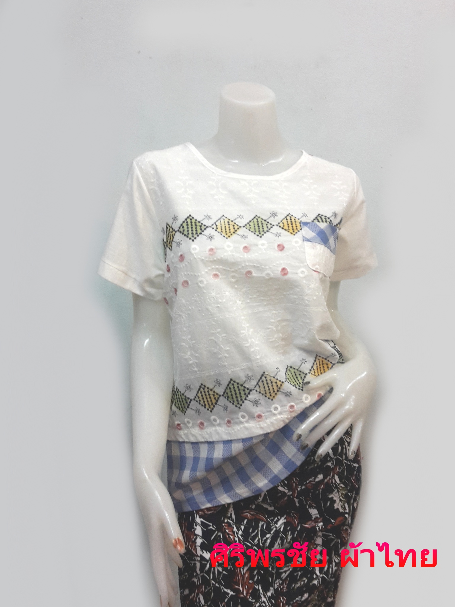 เสื้อทำงานสไตน์เกาหลี เสื้อผ้าไทย เสื้อทำงานชค็อตตอลสีขาว เสื้อชีฟองแต่งเกล็ดปักฉลุ เสื้อทำงานเกาหลี เสื้อสมัครงาน ชุดสมัครงาน เสื้อใส่กับผ้าถุง เสื้อใส่กับผ้าซิ่น