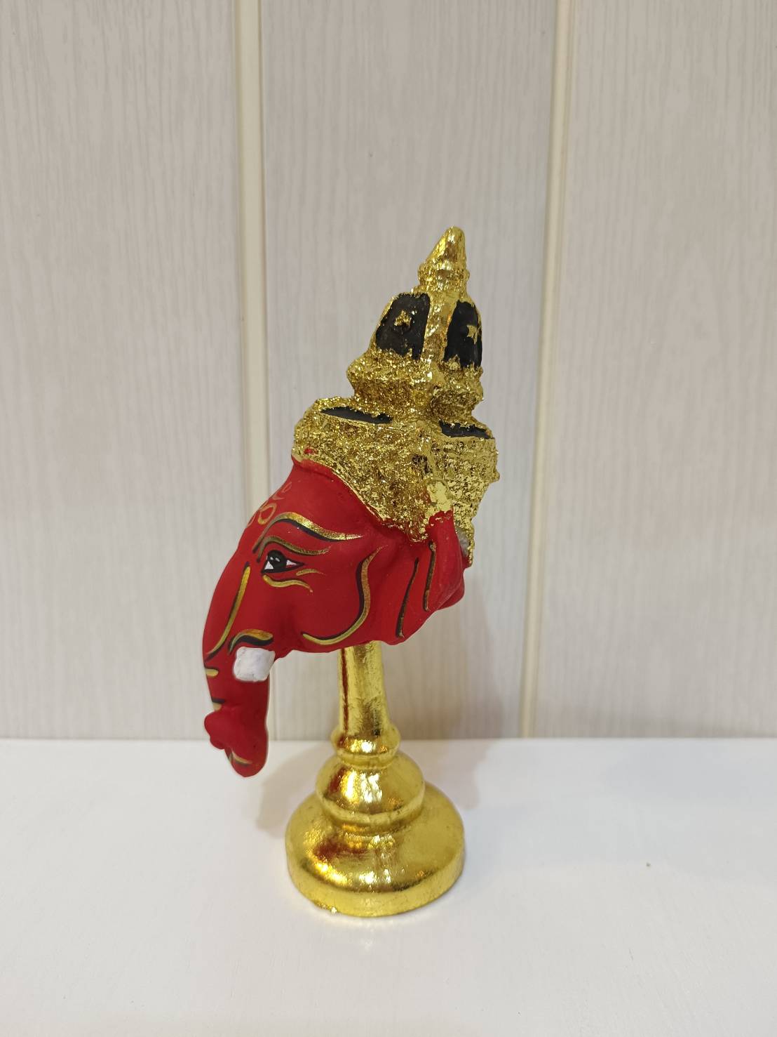 พระพิฆเนศ ขนาดจิ๋ว ขนาดตั้งหน้ารถ พร้อมฐานปิดทอง (สีแดง)