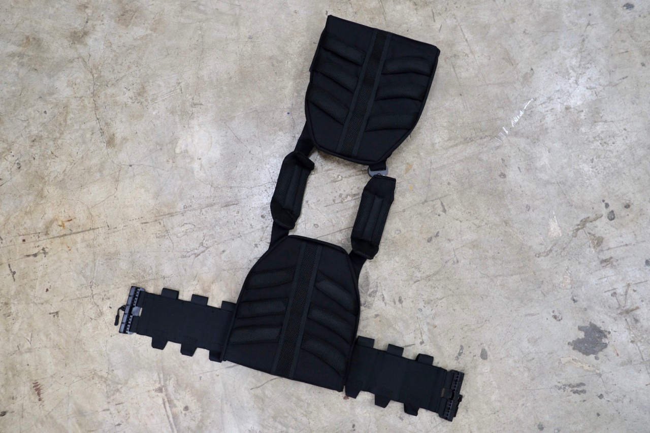 เสื้อเวส ยี่ห้อ Universal Armor รุ่น X-future คุณสมบัติ : #มีเพ้าใส่แม็กกาซีนปืนยาว3ช่องในตัว #มีที่ปลดไวทั้งหมด3จุด ทำให้สวมใส่สะดวกสบาย และ ในกรณีต้องการปลดเสื้อเกราะฉุกเฉินก็ทำได้ง่าย #ด้านในออกแบบมาให้ระบายอากาศได้ดี ไม่ร้อนง่าย #ด้านในออกแบบมาให้มีฟอ