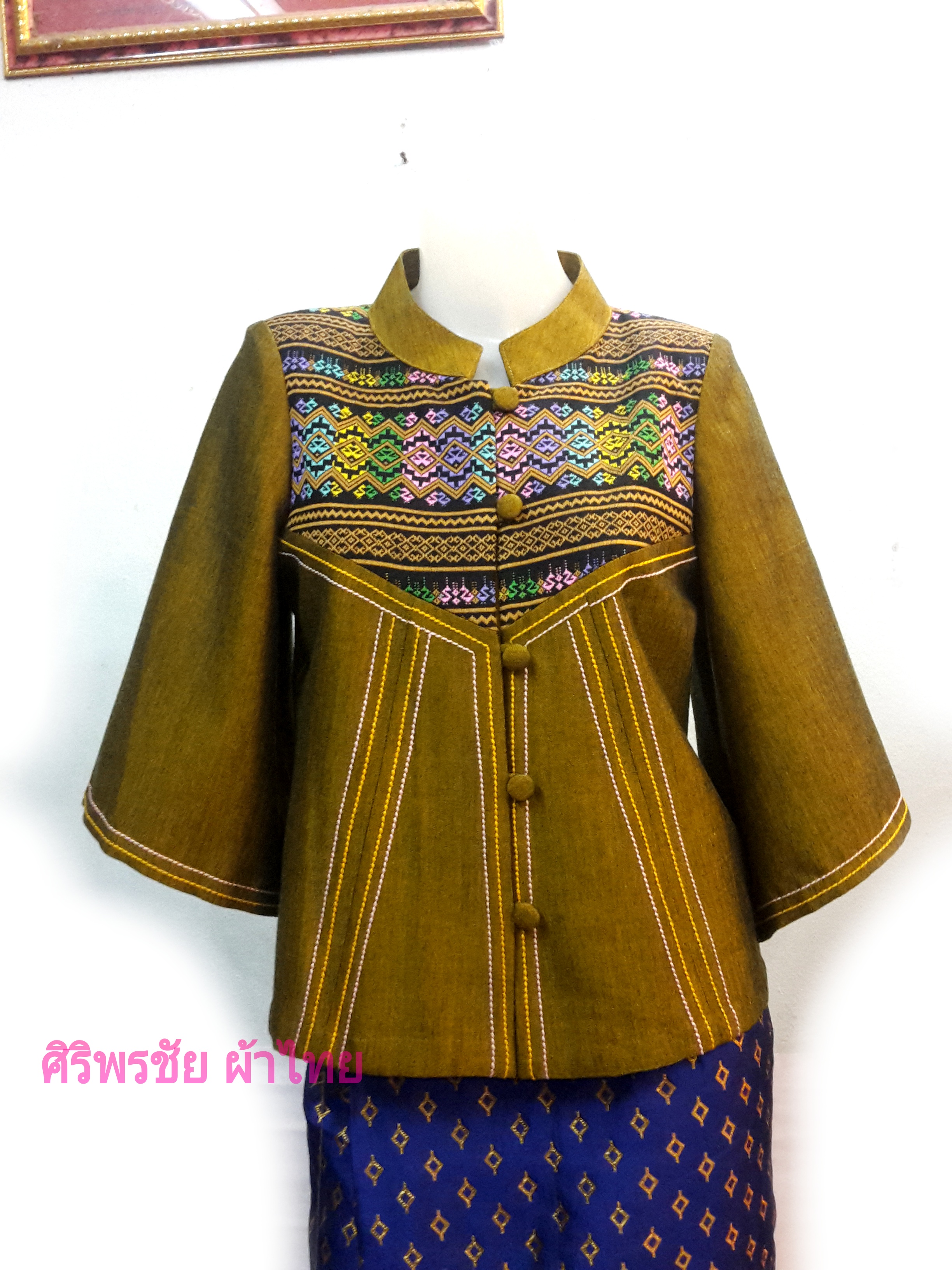 เสื้อผ้าฝ้ายแท้สีไพรเหลือบทอง เสื้อผ้าฝ้ายสไตน์เกาหลีสีไพรเหลือบทองปักเส้นไหม เสื้อทำงานผ้าไทย เสื้อผ้าฝ้ายสไตน์หรู ไพรเหลือบทอง L