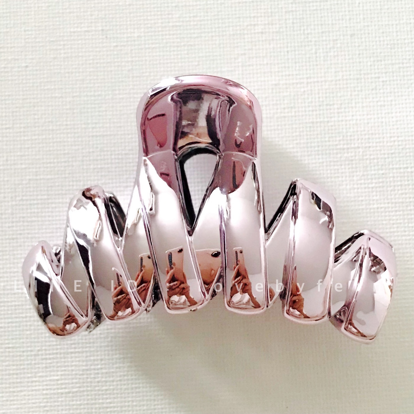 กิ๊บหนีบเกาหลีทรงหยัก สีเมทัลลิคม่วง สวยมาก หวานน่ารักๆ ขนาด 7 x 4.5 cm สำหรับผมน้อย-ปกติ กิ๊บแน่น ไม่กินผม คุณภาพดี #MadeinKorea #กิ๊บเกาหลี lovebyfern