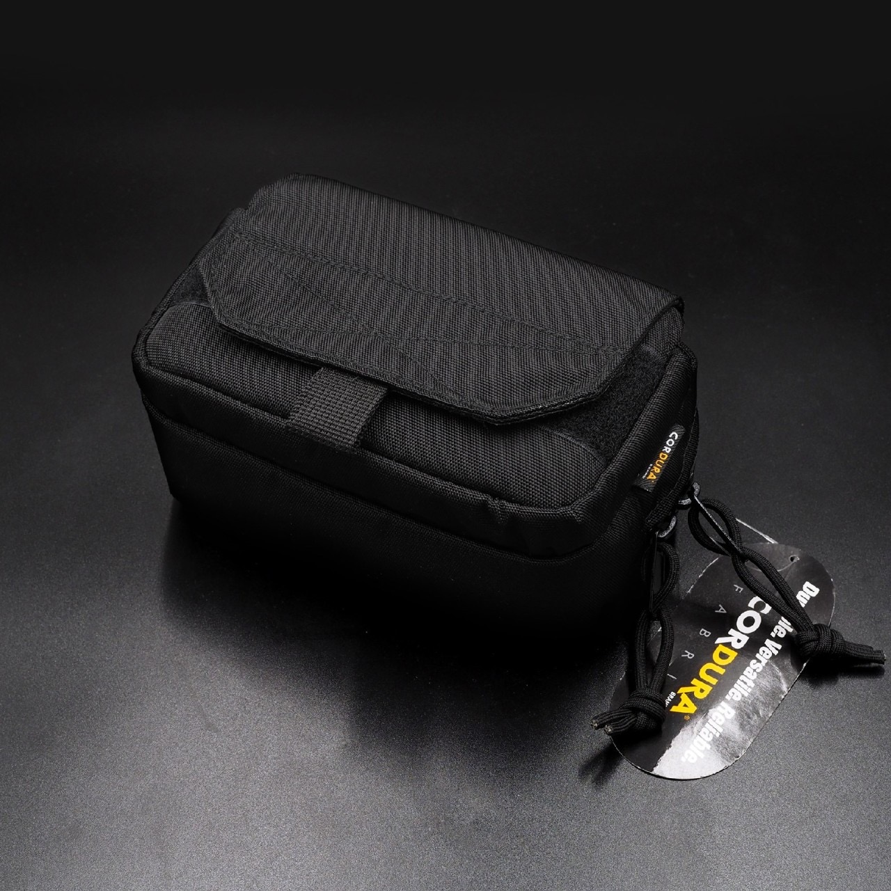 New.กระเป๋า EDC : B20 # (double arrow right)ผลิตจากผ้า CORDURA 1000D (double arrow right)กระเป๋าหลักเป็นแบบซิป มีพื้นที่สำหรับใส่อุปกรณ์เสริมต่างๆ แบ่งช่องไว้เป็นสัดส่วน และ ด้านในมี Elastic Loop (double arrow right)กระเป๋าหน้า เป็นแบบ Velcro ด้านใน บุฟอง