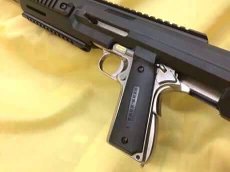 New.HERA ARMS cabine conversion kit สำหรับปืนสั้น 1911 มาพร้อมท่อมีลักษณะคล้ายไซเรนเซอร์ แต่ภายในกลวง รูโต มโหฬาร กว้างเหมือนปากแก้วน้ำ ภายในเสริมโครงโลหะ เพิ่มความแข็งแรงทำให้มันรับแรงรีคอล์ยได้สูง แต่ ไม่มีพานท้าย และกิ๊ฟมือหน้า มาให้ ใส่พานท้าย M4 ได้ท