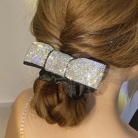 โดนัทมัดผมยางดำ แต่งโบว์เพชรวิบวับสีขาวเล่นไฟสวย ยางดีไม่กินผม สินค้าคุณภาพดี ขนาดโบว์ 10 x 3 cm สวยหวาน น่ารัก เรียบหรู