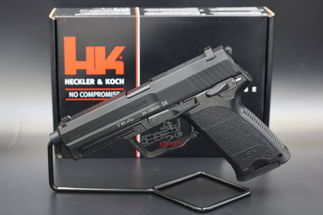 ( Re-Stock สินค้าเติมสต๊อก ) Umarex HK USP “แก๊สโบวแบล็ค” ราคา: 5,900 บาท ( ส่งฟรี ! ) ความแรง: 330fps โหมดการยิง: Semi-Auto ความจุลูกโม่: 22 + 1 นัดคประเภทลูกกกระสุน: BB 6mm. Hop-up: ปรับได้ บอดี้: โพลิเมอร์ + โลหะ น้ำหนัก: 815g. ความยาวรวม: 195mm.