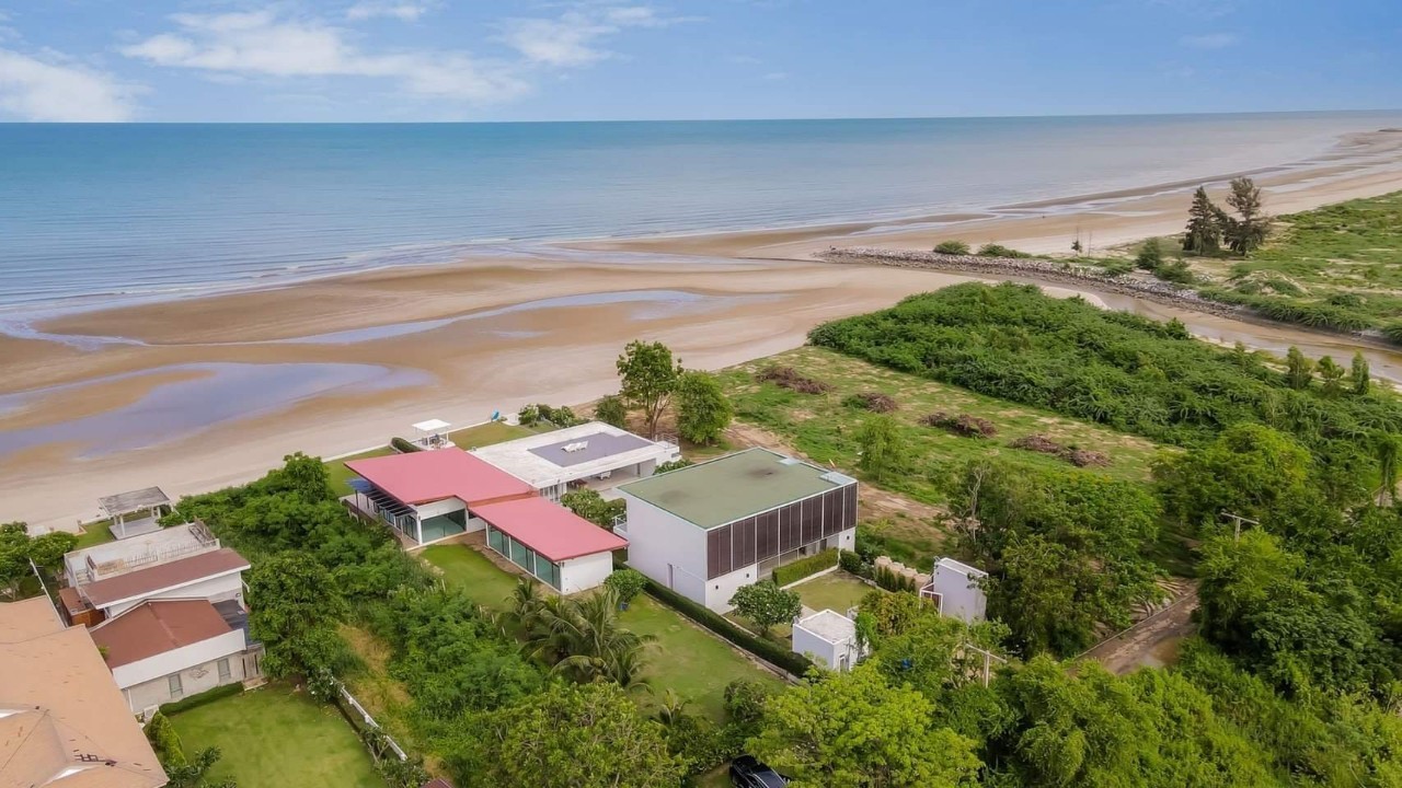 HR15049 บ้านพักติดทะเล The Breezy Beach Pool Villa Cha Am