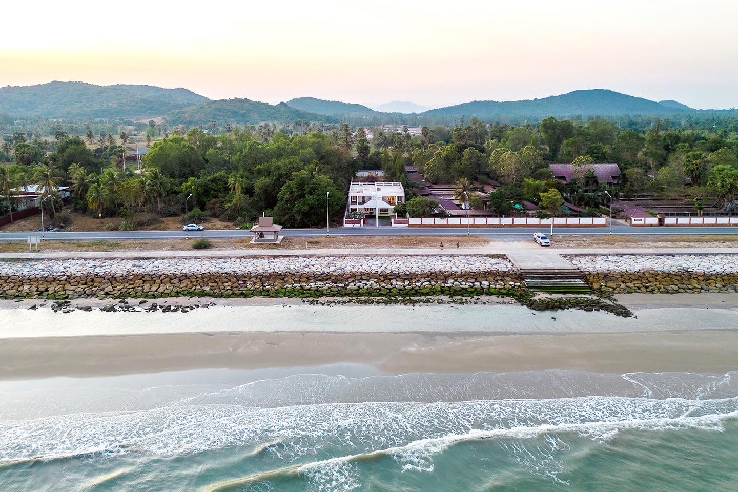 HR15072 บ้านพักติดทะเล The White Beach Villa Pranburi