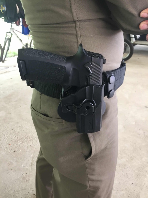 Sig P320 ซองปืนที่เจ้าหน้าที่ตำรวจใช้มากที่สุด‼️‼️ ✔️ซองปืนโฟลิเมอร์แท้ 100% ✔️ซองปืนแบบล็อก 2ชั้น ป้องกันผู้ไม่หวังดีแย่งปืน🔫 ✔️ซองปืนเหน็บเข็มขัดล็อกแน่น วิ่งได้ไม่ต้องกังวลปืนหล่น‼️😊😊 ✔️ซองปืนเพื่อตำร