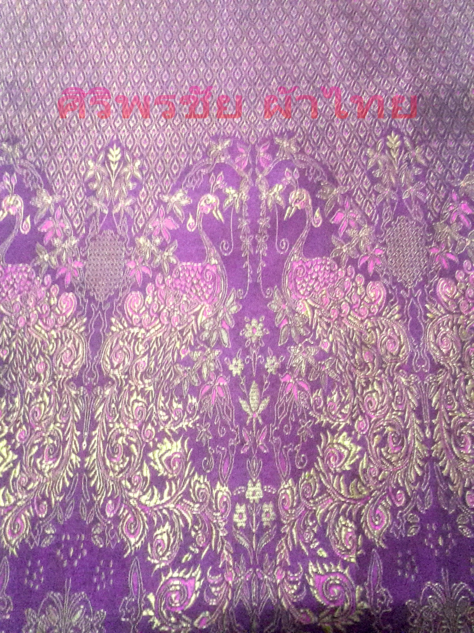 ผ้าถุงสำเร็จรูปจีบหน้านาง ผ้าถุงไหมลาวสำเร็จรูปตีนจกลายนกยุง แบบป้ายเลื่อนตะขอสีม่วงลายสร้อยดอกหมากเชิงนกยุง