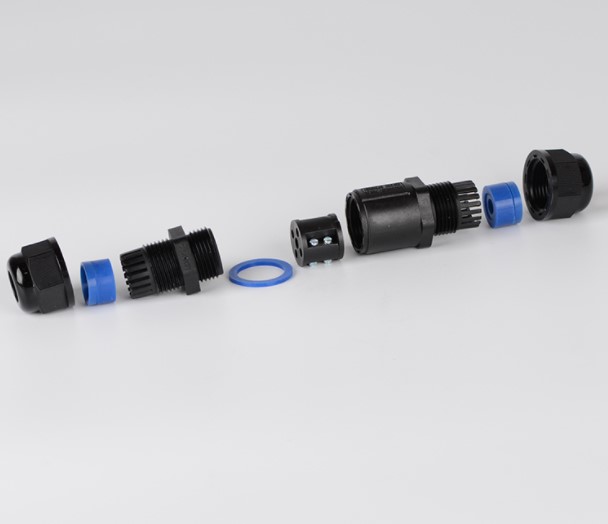 ข้อต่อสายไฟกันน้ำ ใช้กับสายไฟฟ้า เบอร์ 0.5 ถึง1.5 mm² 3 เส้น แบบขันน็อต