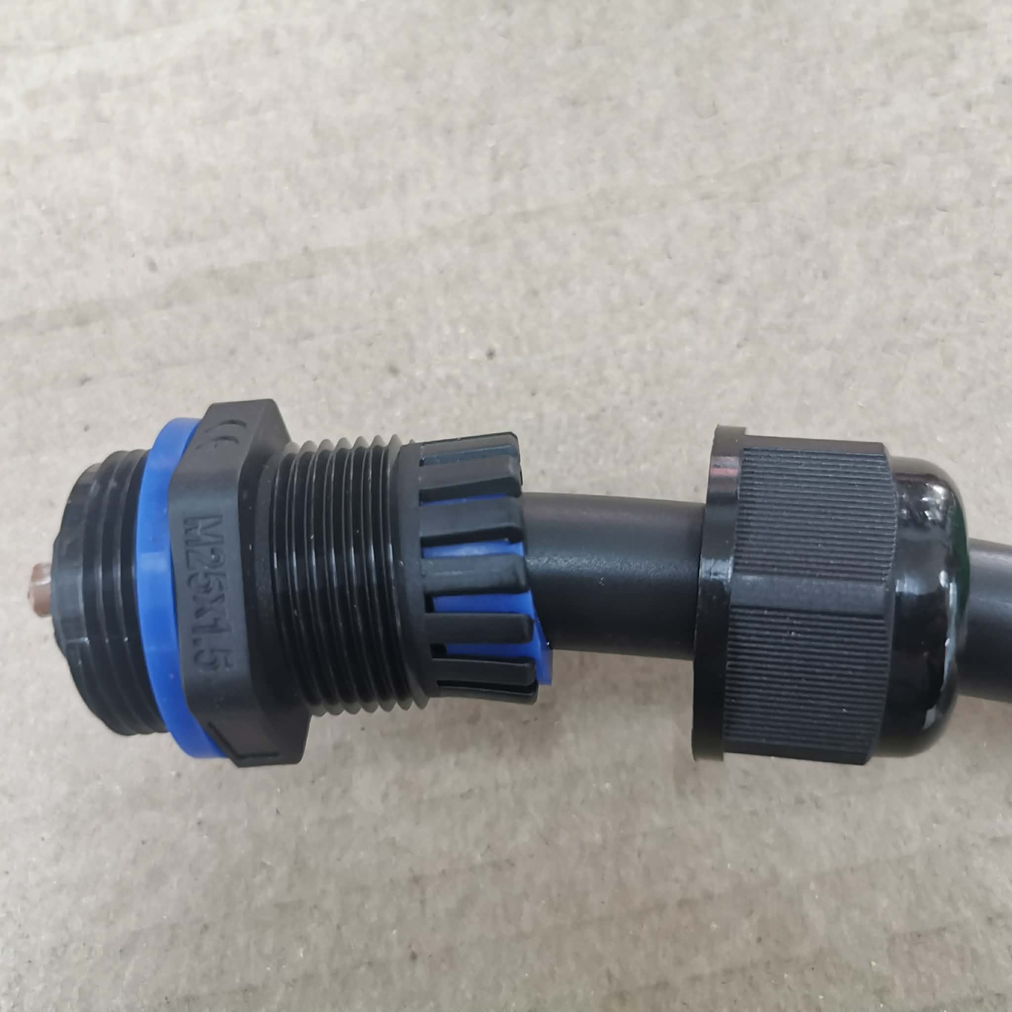 ข้อต่อสายไฟกันน้ำ ใช้กับสายไฟฟ้า ขนาด 0.5 ถึง 2.5 mm² 3 เส้น แบบขันน็อต