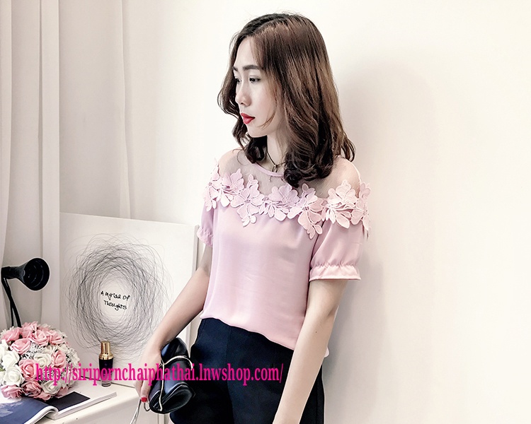 เสื้อทำงานชีฟองเกาหลีสีชมพูกระปิแต่งผ้าลูกไม้ตาข่าย เสื้อชีฟองเกาหลีแต่งลูกไม้ เสื้อทำงานเกาหลีคอแต่งโบว์ เสื้อสมัครงาน ชุดสมัครงาน เสื้อลูกไม้เกาหลีใส่กับผ้าถุง เสื้อลูกไม้จากจีนใส่กับผ้าซิ่น