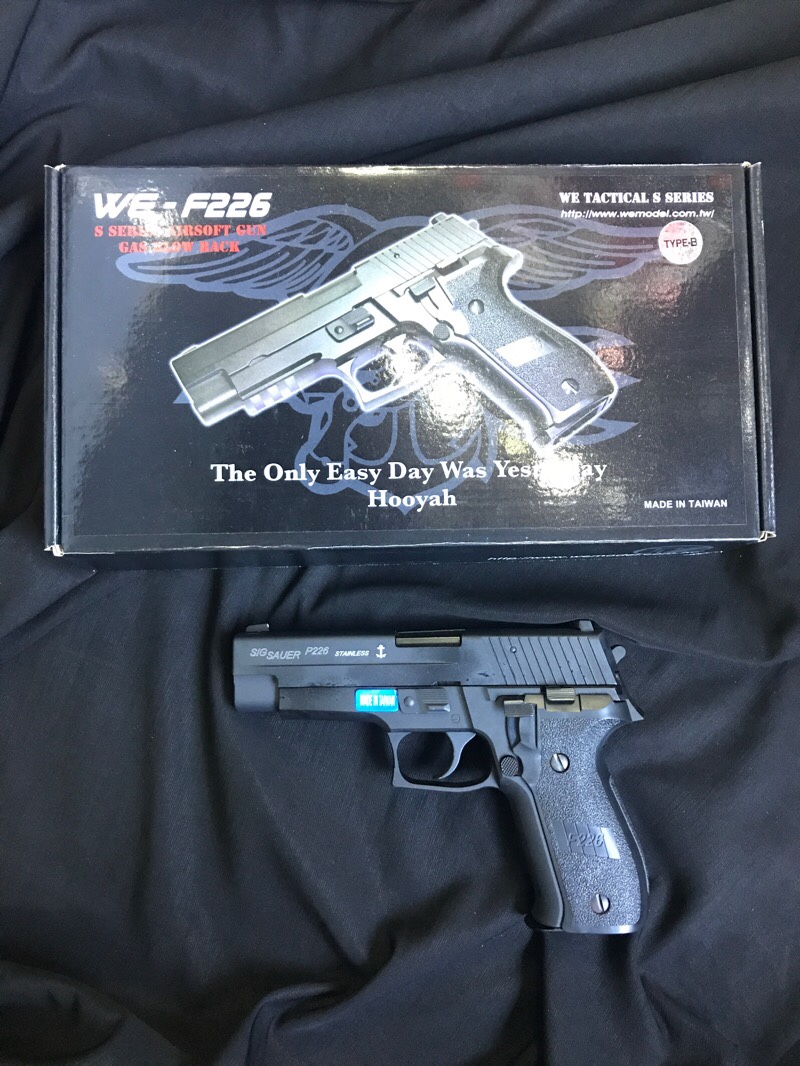 WE F226-229 (P226-229 Sig Sauer) Made in Taiwan มีระบบดีคอกกิ้ง ลดนก โดยที่ปืนไม่ลั่น (ดีค็อกกิ้งได้ (Decocking) หมายถึงการเข้าเซฟตี้โหมดในขณะที่ปืนพร้อมยิง เมื่อเราขึ้นลำปืนและพร้อมยิง นกสับจะถูกง้างค้างไว้ เมื่อเรากดเซฟตี้จะทำให้ลดนกสับลงและปืนอยู่ในโหม